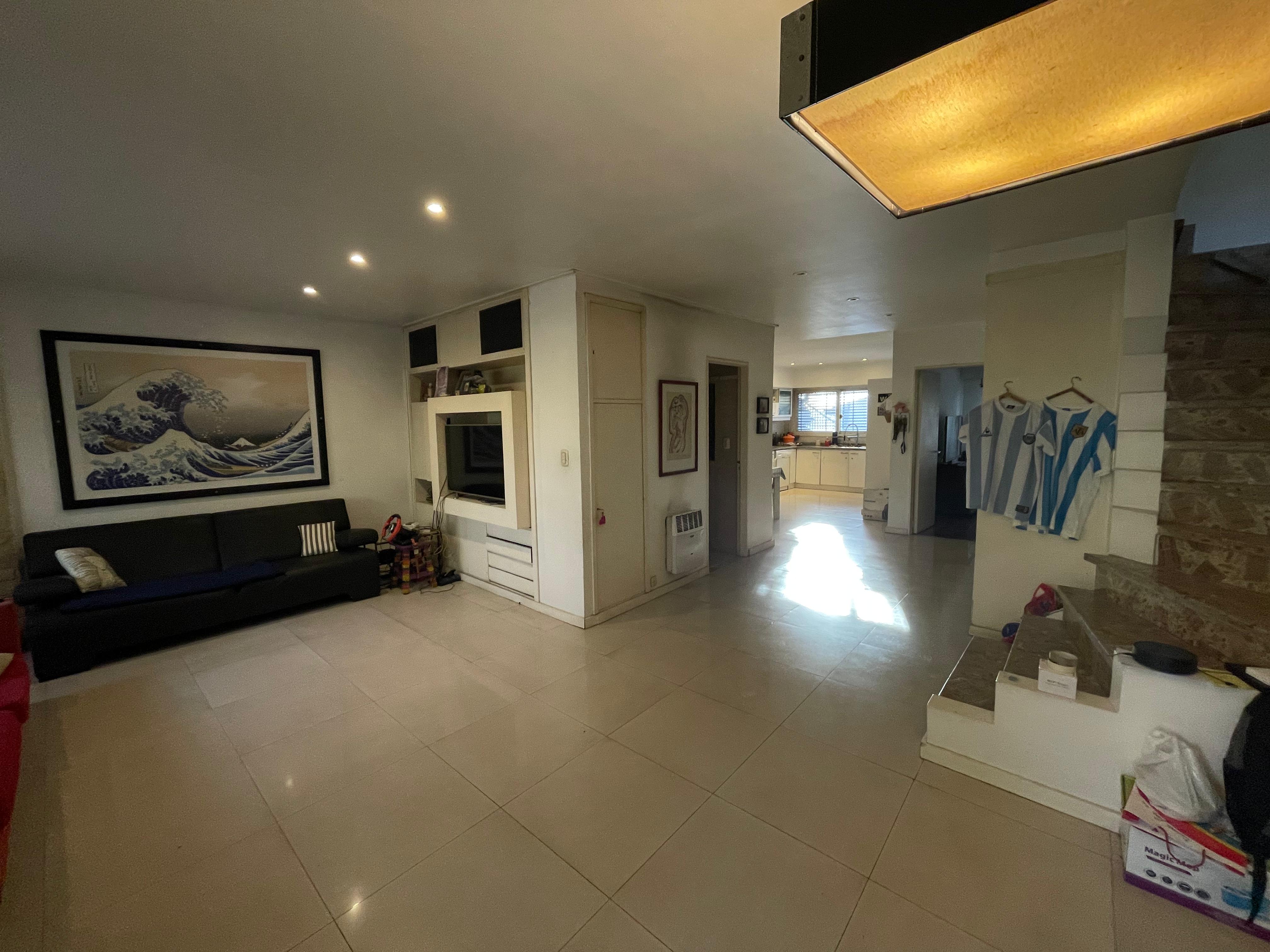 aparopropiedades - Casa en Planta Alta con local abajo 