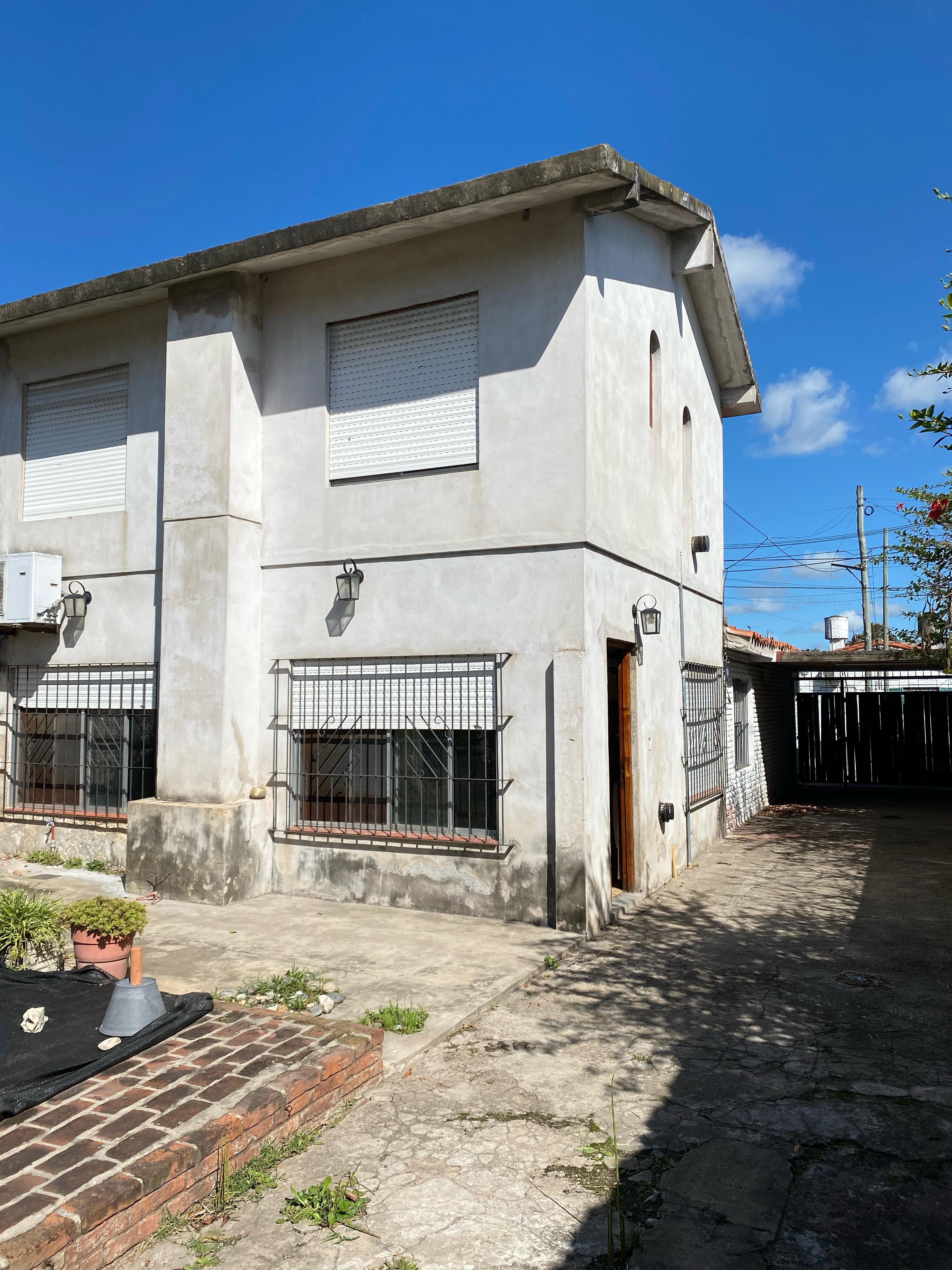 aparopropiedades - Casa 5 Ambientes con Cochera y Fondo Libre con Piscina en Berazategui