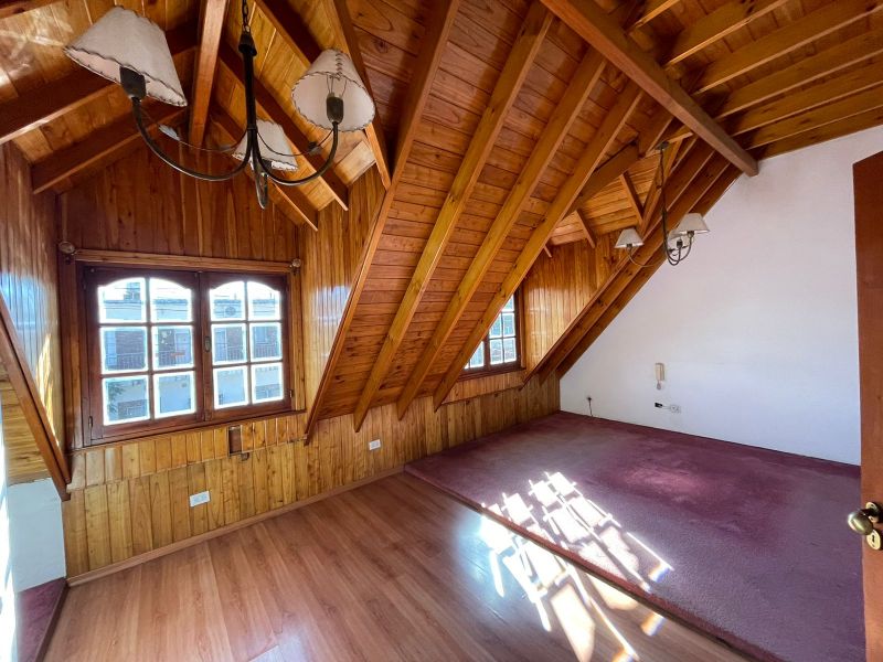 aparopropiedades - Chalet en dos Plantas a la venta