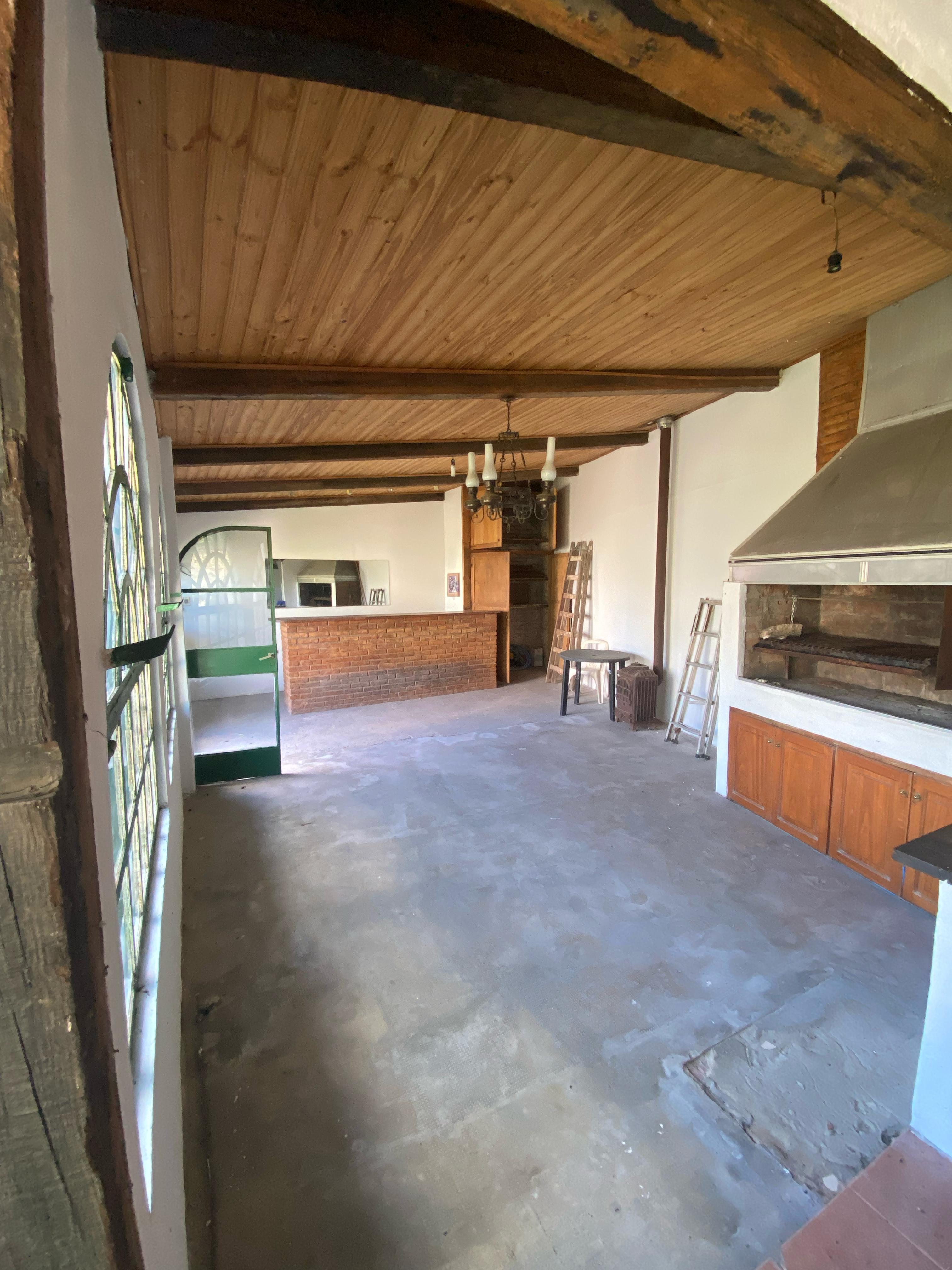 aparopropiedades - Casa 5 Ambientes con Cochera y Fondo Libre con Piscina en Berazategui