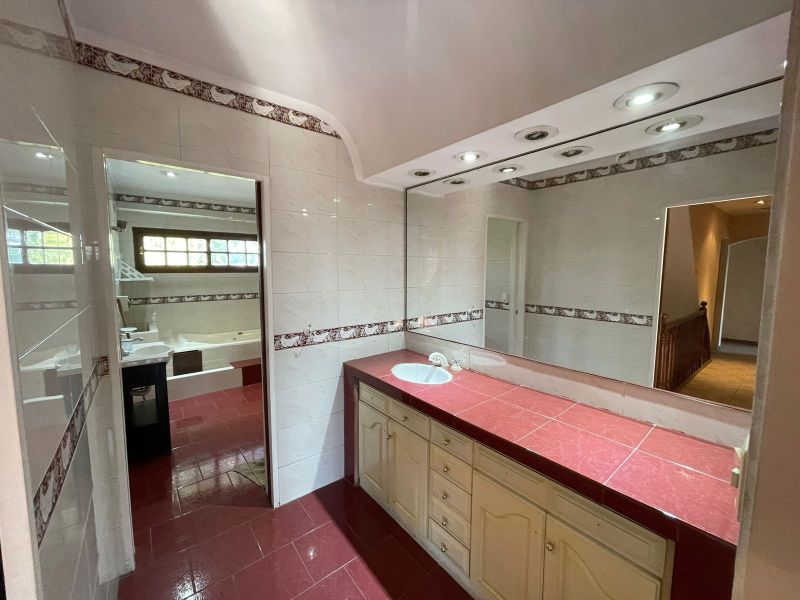 aparopropiedades - Chalet en dos Plantas a la venta