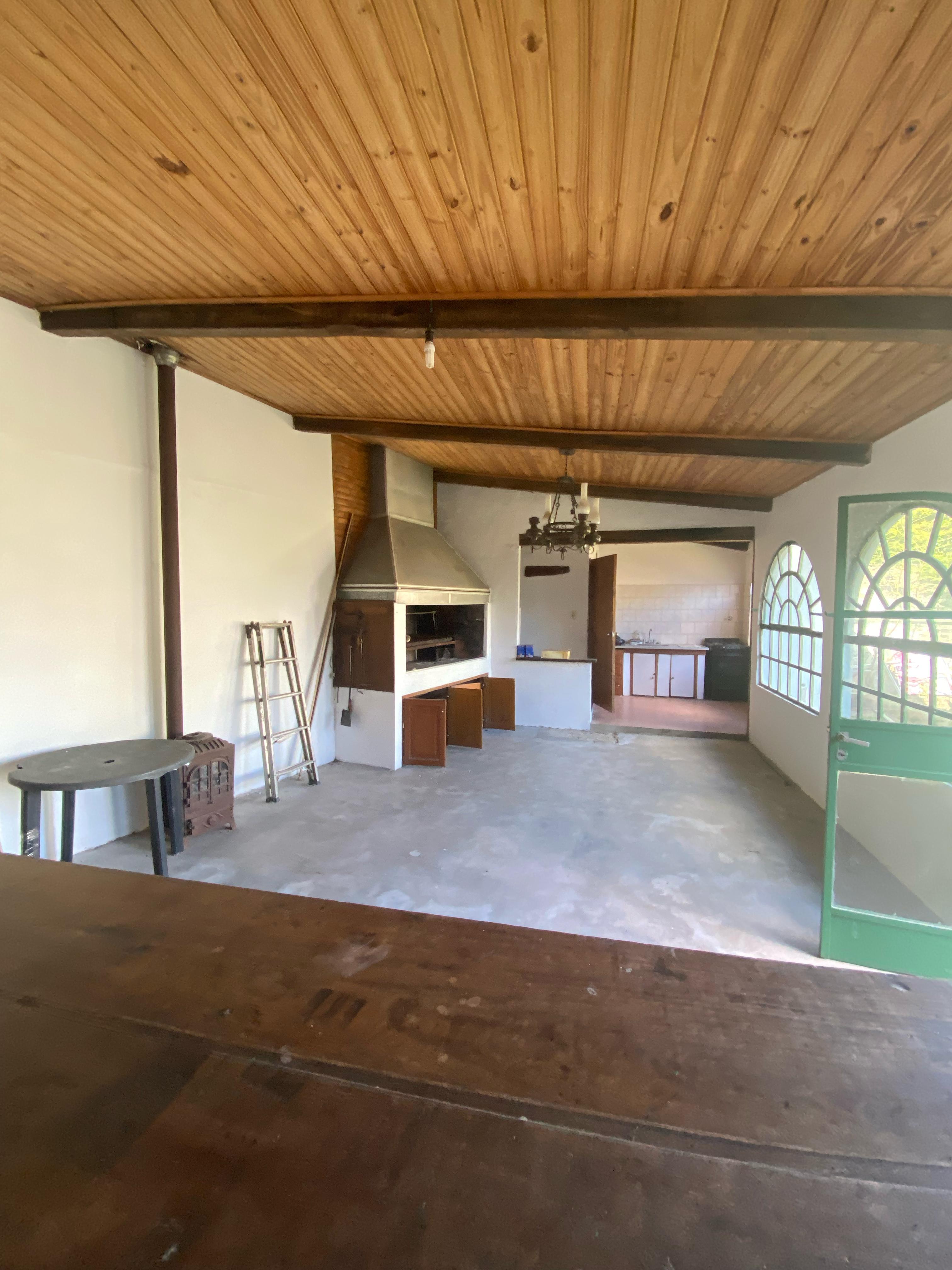 aparopropiedades - Casa 5 Ambientes con Cochera y Fondo Libre con Piscina en Berazategui