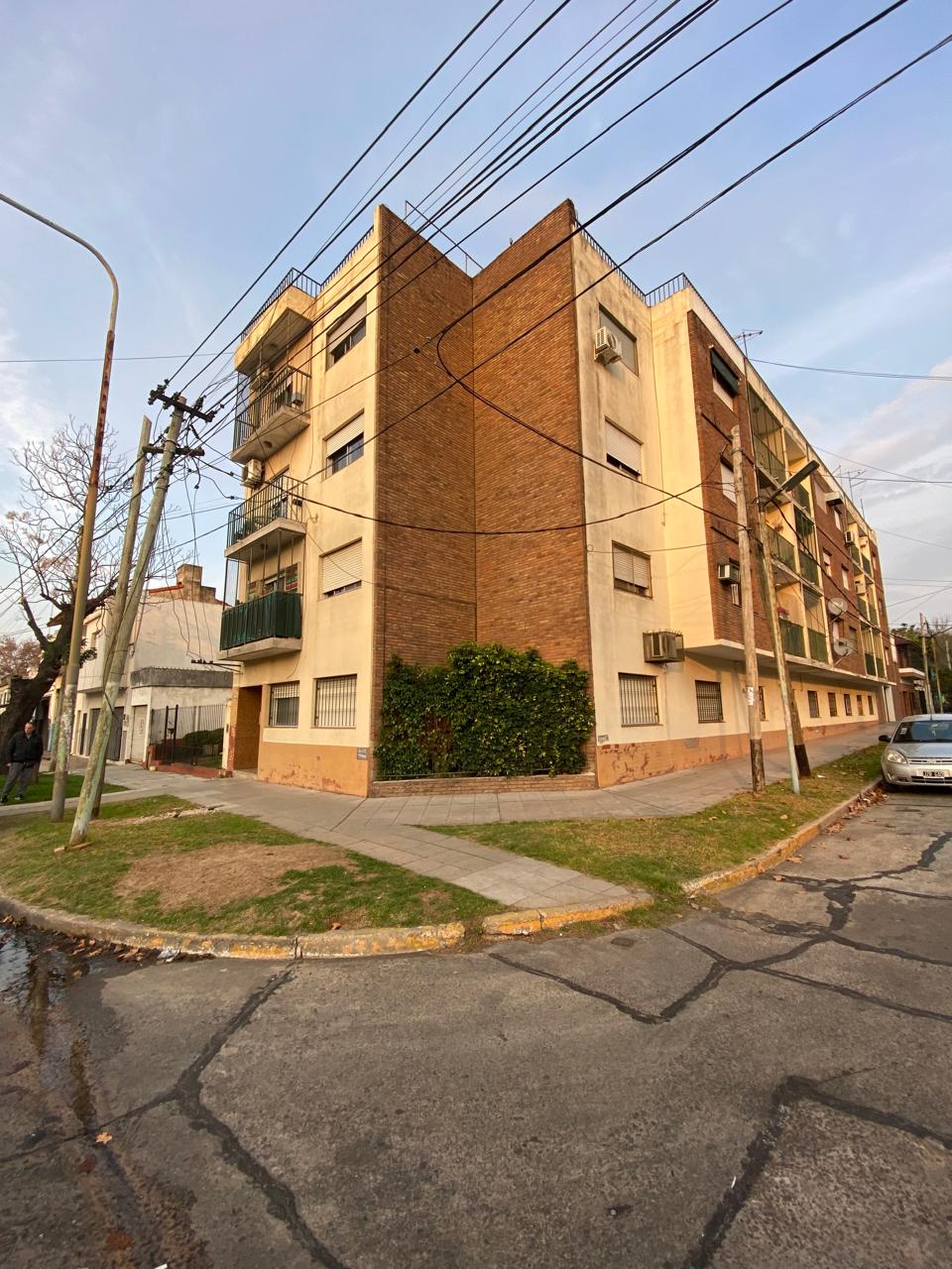 aparopropiedades - Departamento de 2 ambientes con patio en Quilmes Oeste