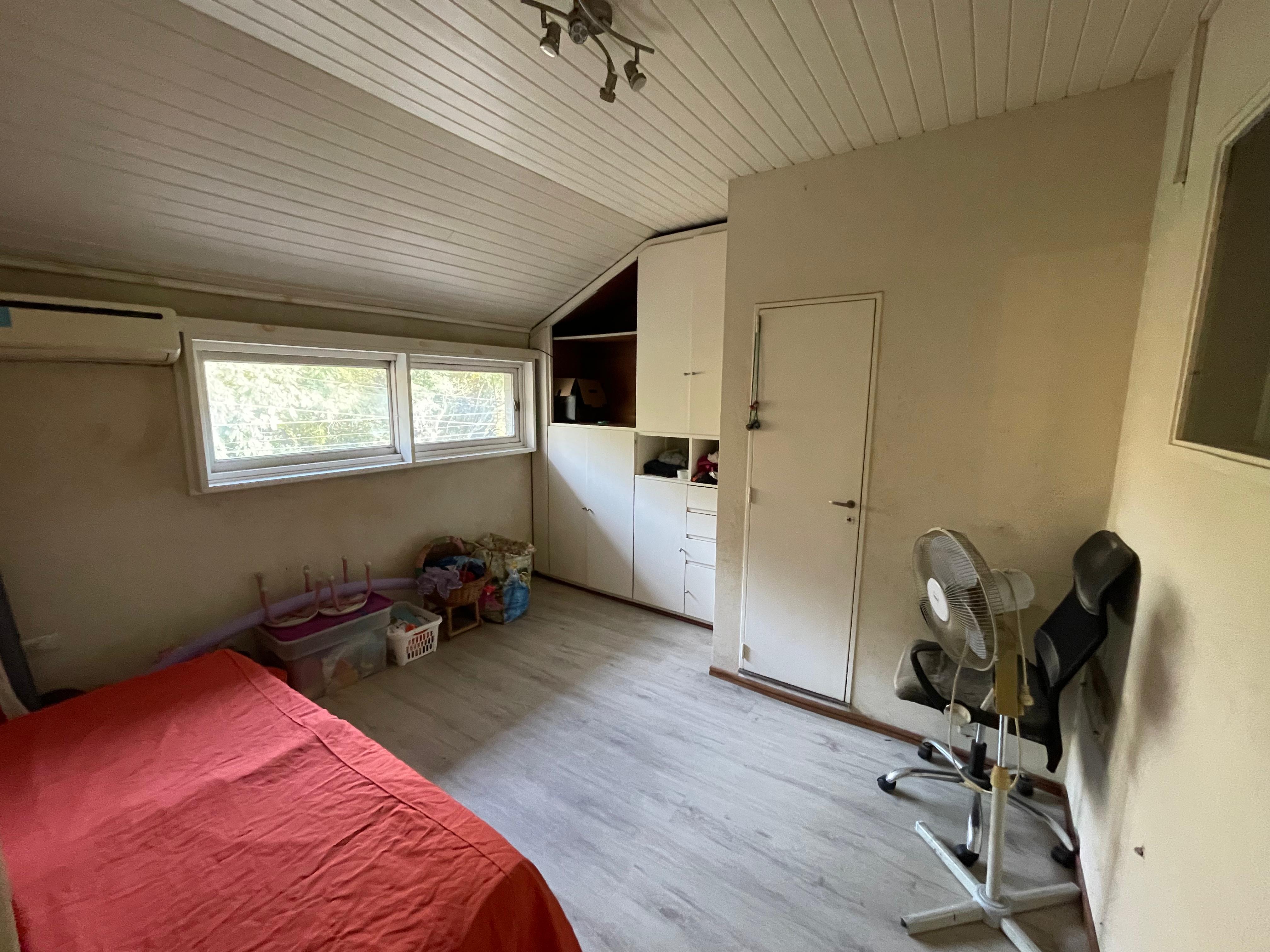 aparopropiedades - Casa en Planta Alta con local abajo 