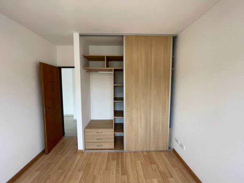 aparopropiedades - Departamento de 2 ambientes con cochera a la Venta