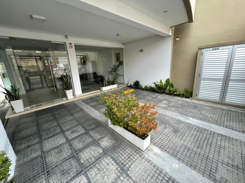 aparopropiedades - Departamento de 2 ambientes con cochera a la Venta