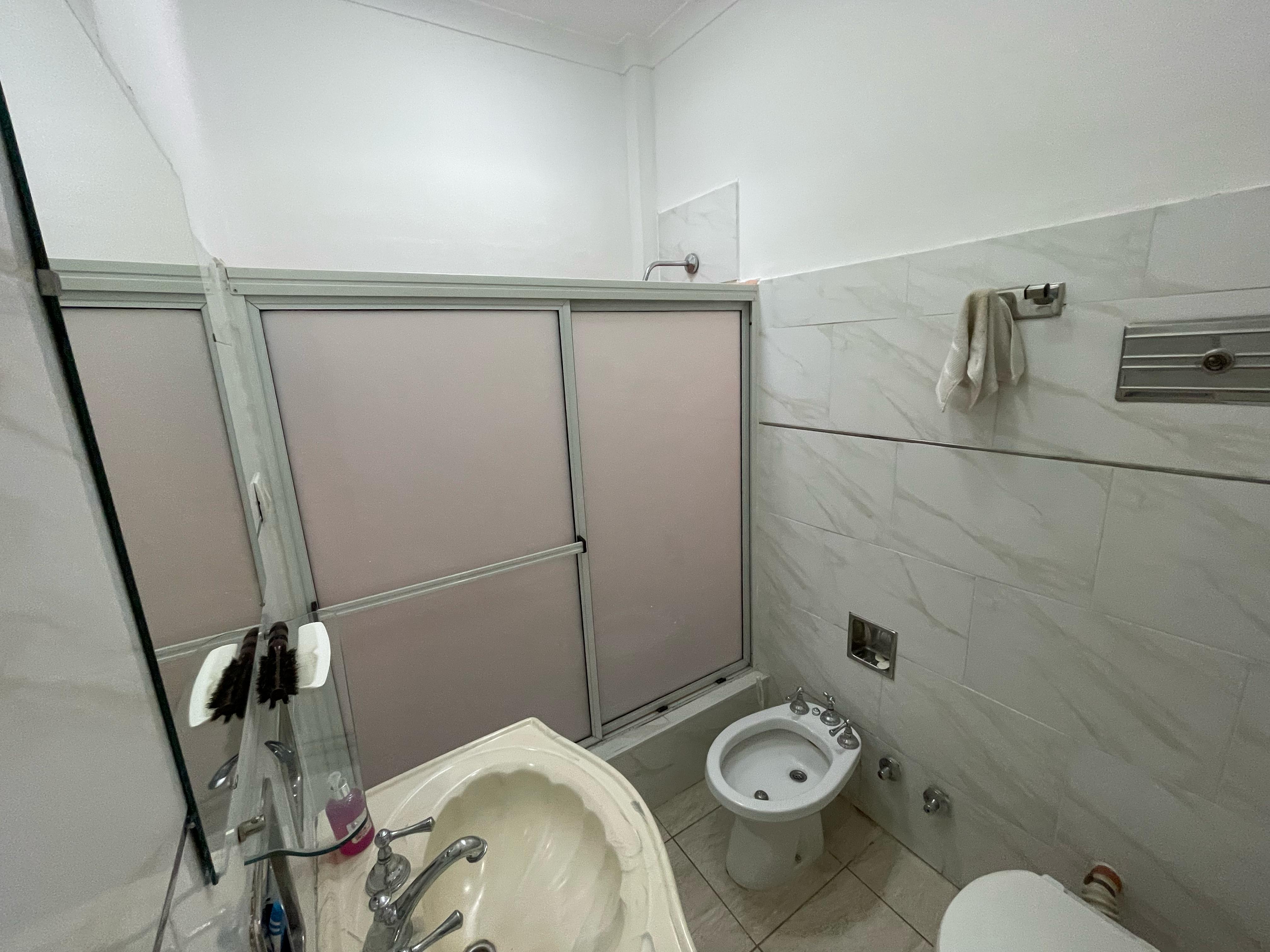 aparopropiedades - Chalet en Quilmes Oeste a la Venta