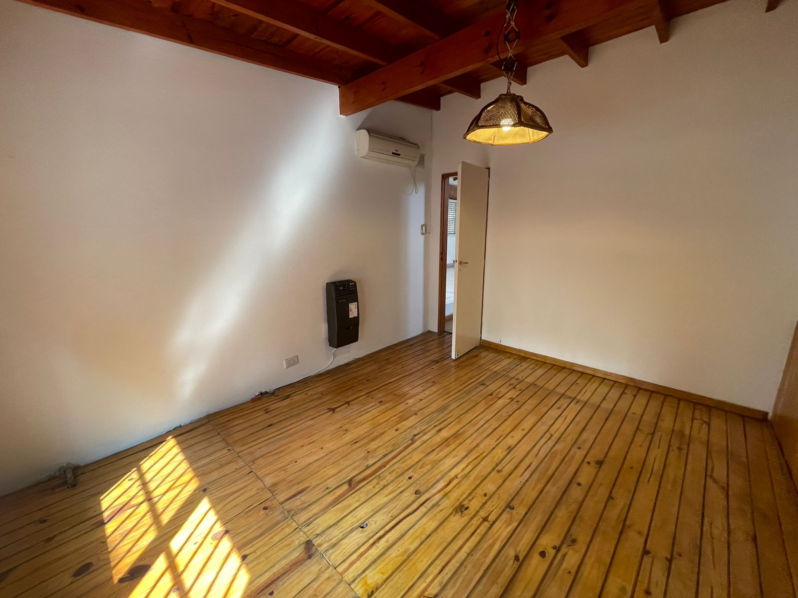 aparopropiedades - Chalet en dos Plantas en Alquiler