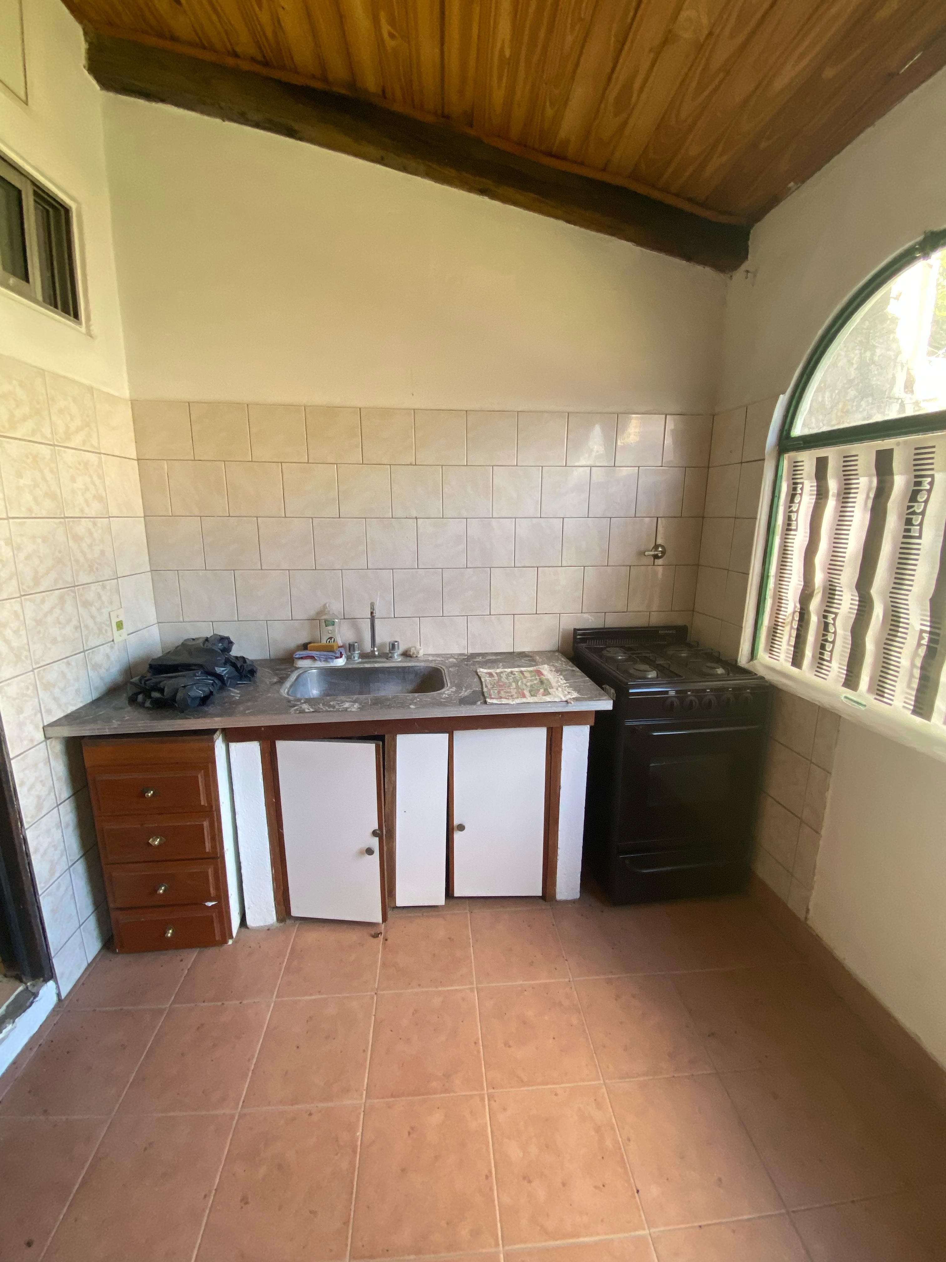 aparopropiedades - Casa 5 Ambientes con Cochera y Fondo Libre con Piscina en Berazategui