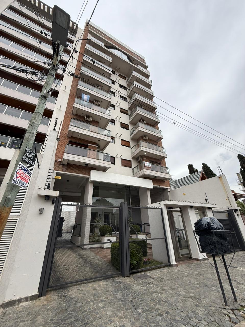 venta - Departamento de 3 ambientes con cochera techada en Quilmes centro.