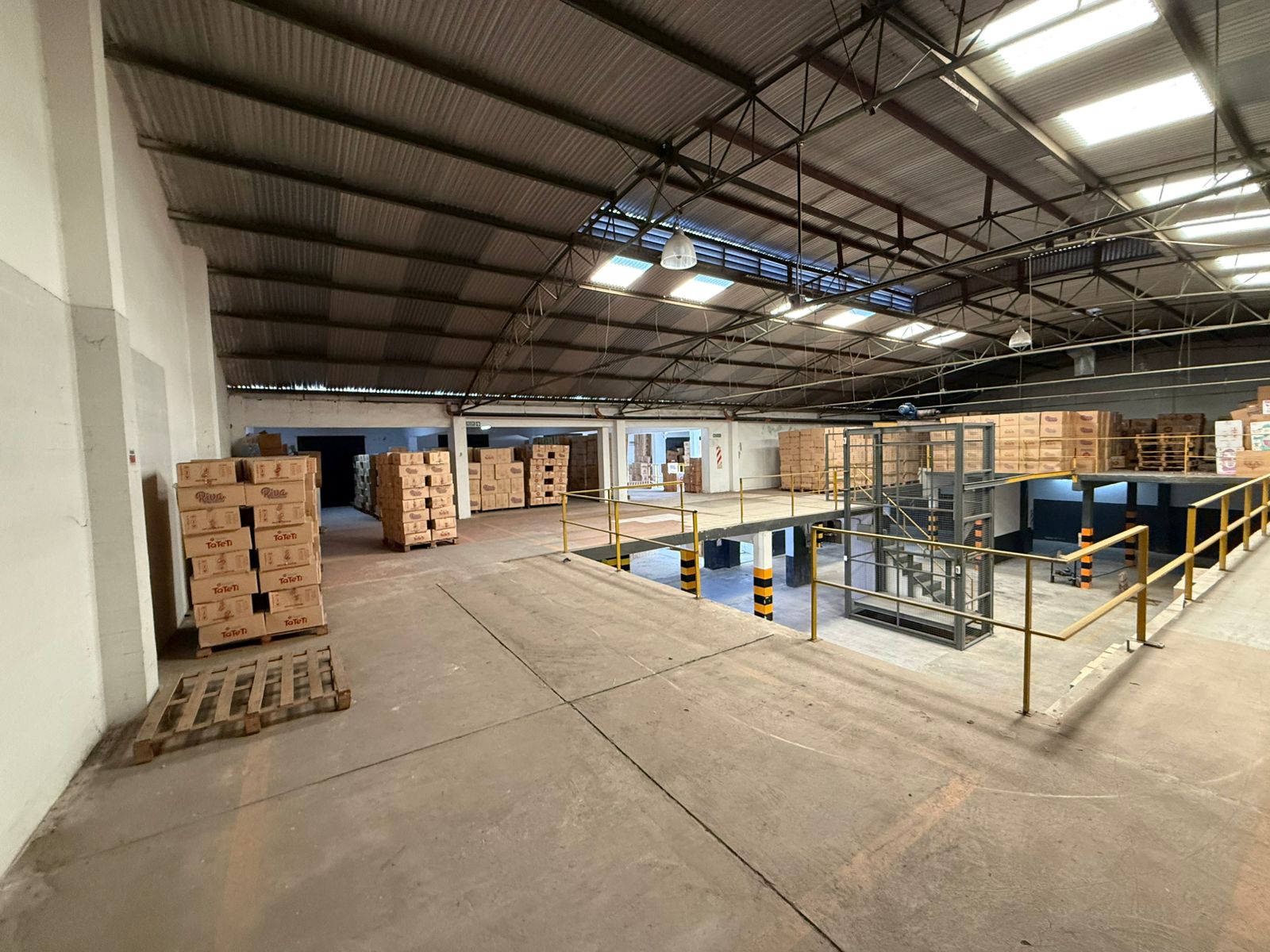 aparopropiedades - Galpón industrial en Alquiler en zona de Quilmes Oeste