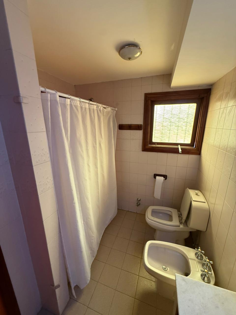 aparopropiedades - Chalet en Quilmes a la venta