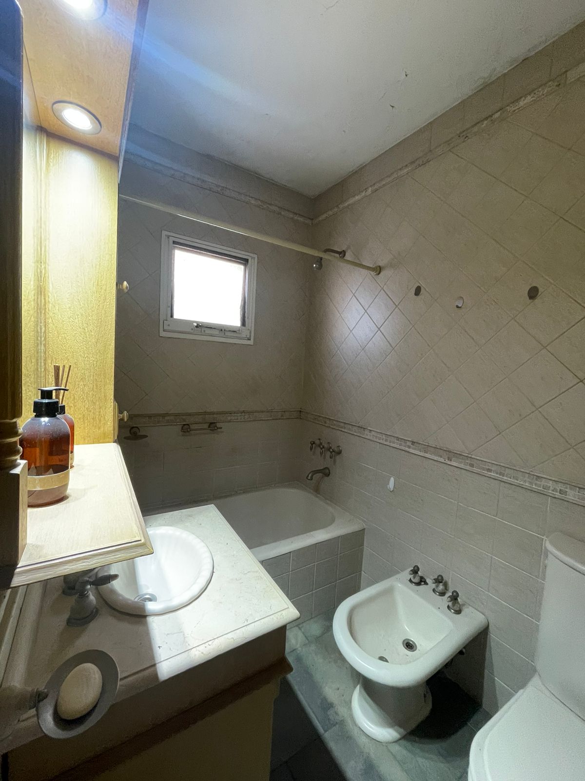 aparopropiedades - Departamento de 3 ambientes con cochera en Quilmes centro