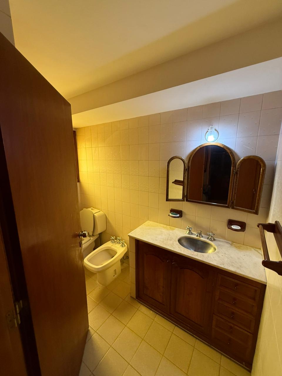 aparopropiedades - Chalet en Quilmes a la venta