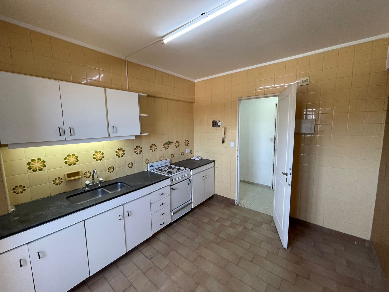 aparopropiedades - Departamento de 4 ambientes con cochera en Quilmes centro