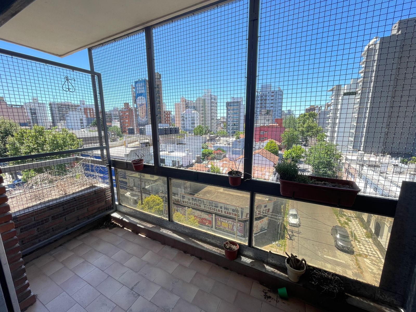 aparopropiedades - Departamento de 4 ambientes con cochera en Quilmes centro