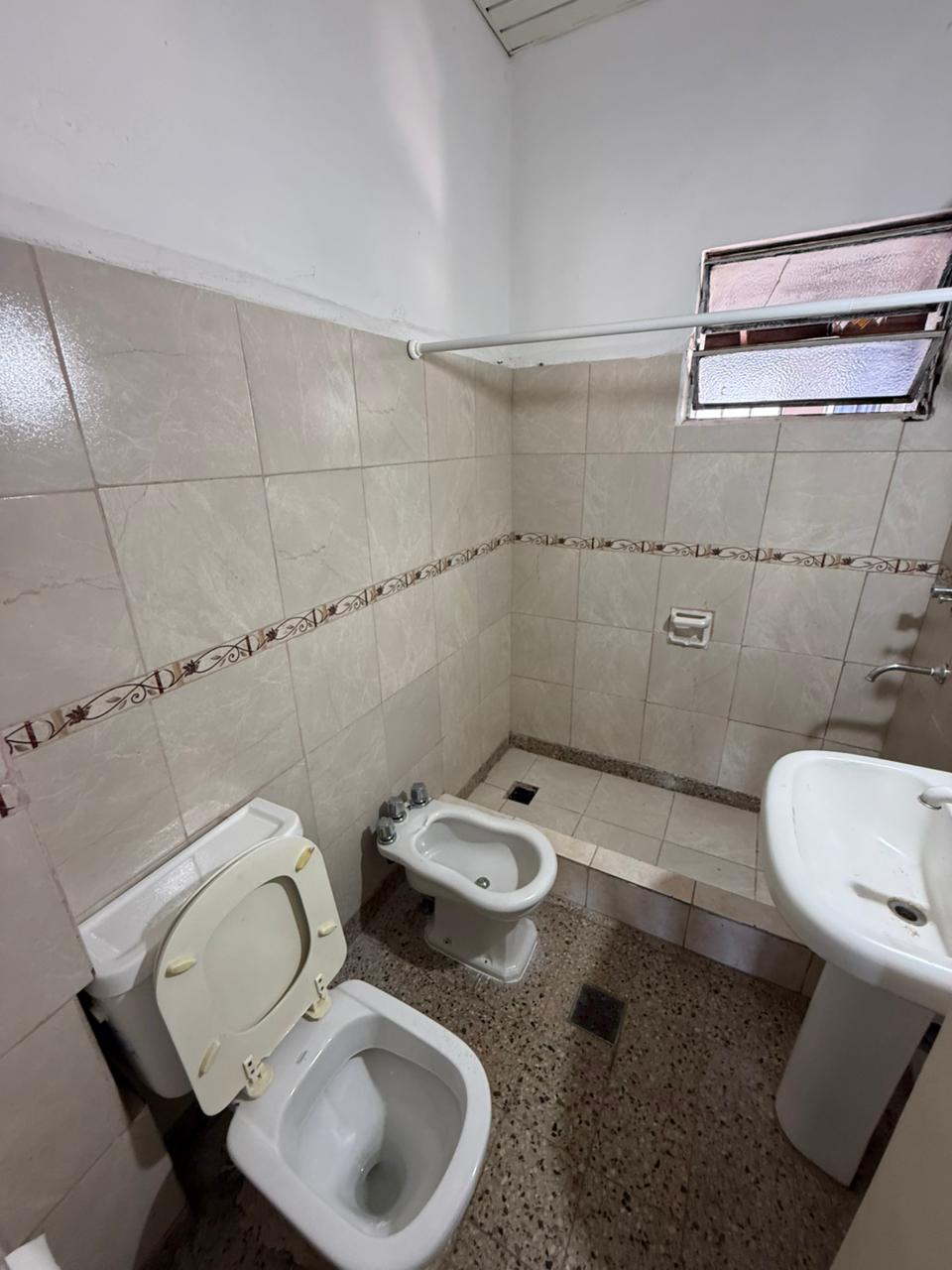 aparopropiedades - Casa en zona de Ezpeleta en Alquiler 