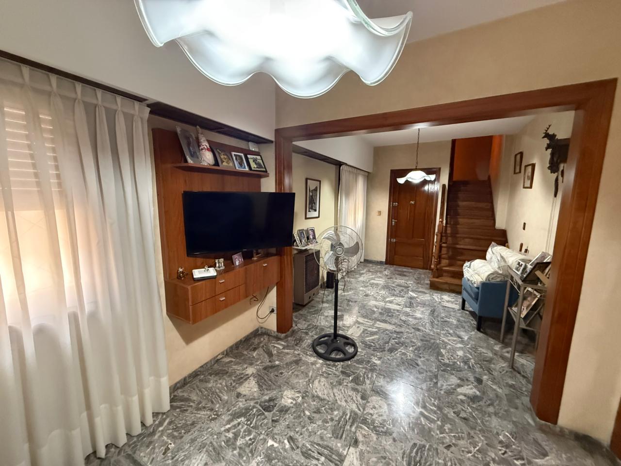 aparopropiedades - Chalet en Quilmes a la venta