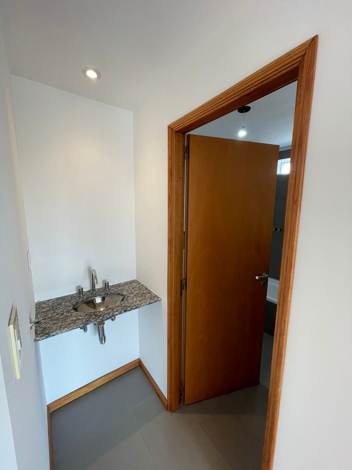 aparopropiedades - Departamento de 3 ambientes con cochera en Bernal centro