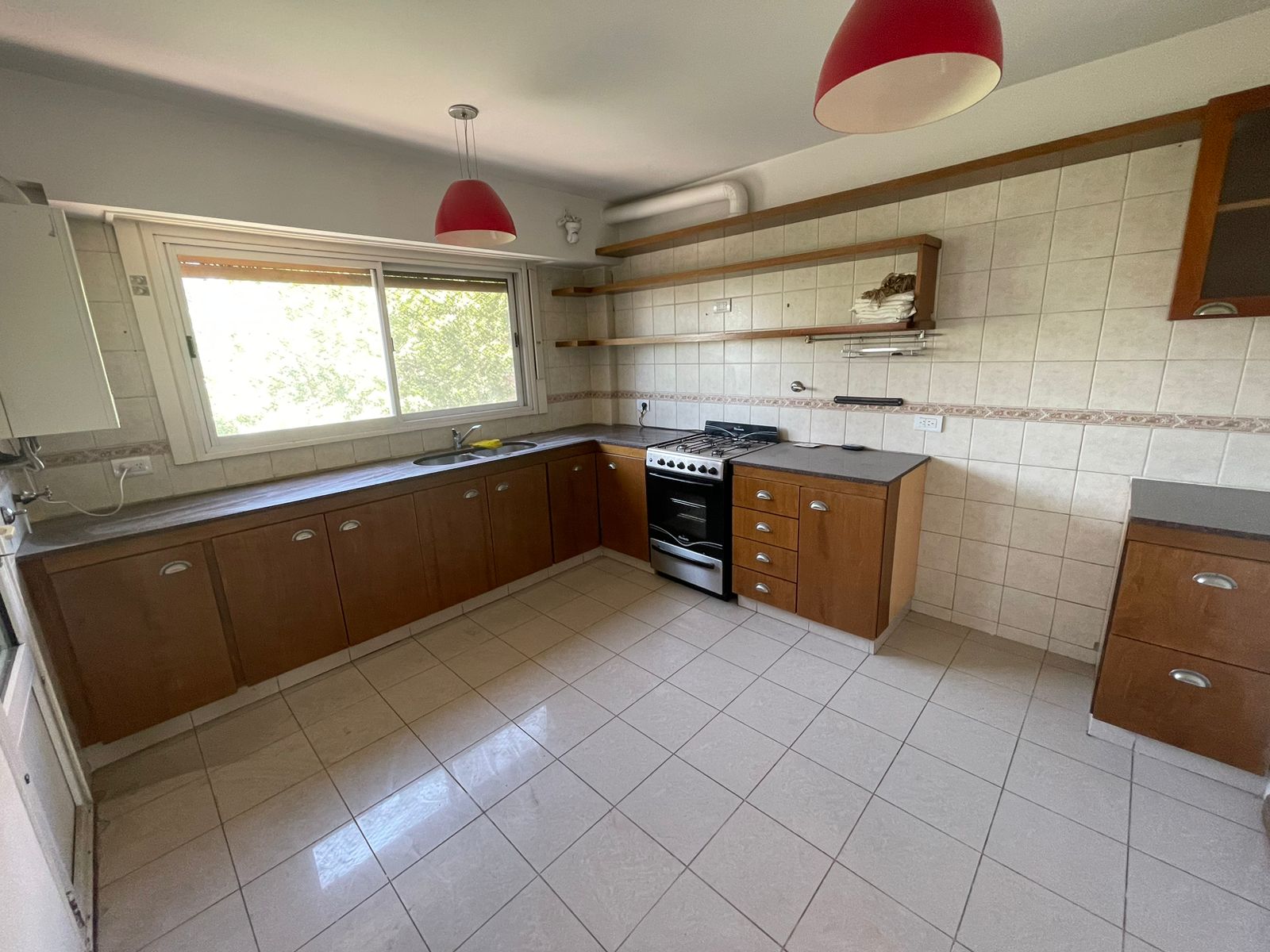 aparopropiedades - Semipiso con cochera en Quilmes centro en Alquiler