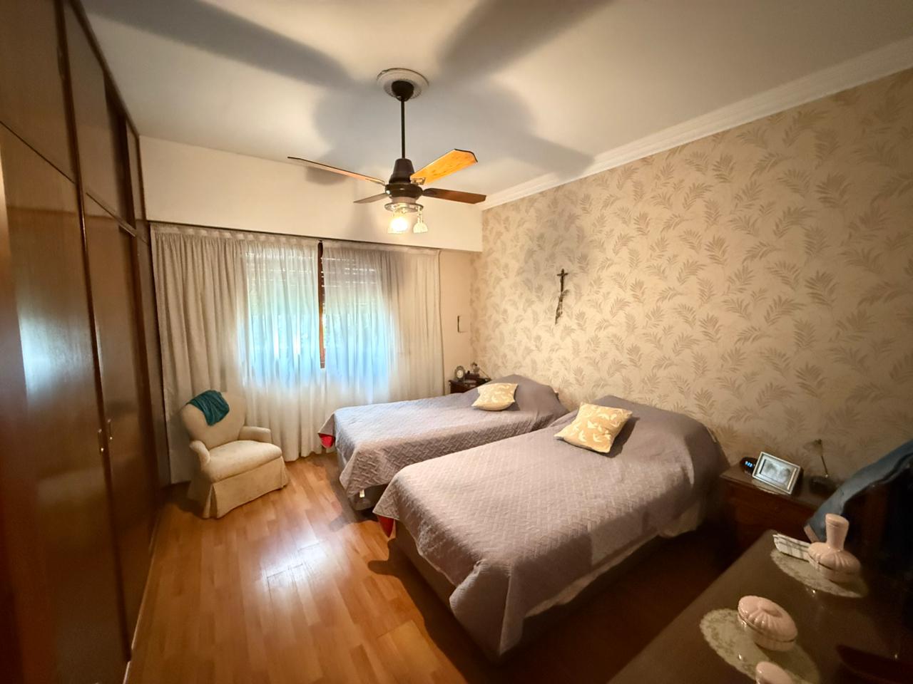 aparopropiedades - Chalet en Quilmes a la venta