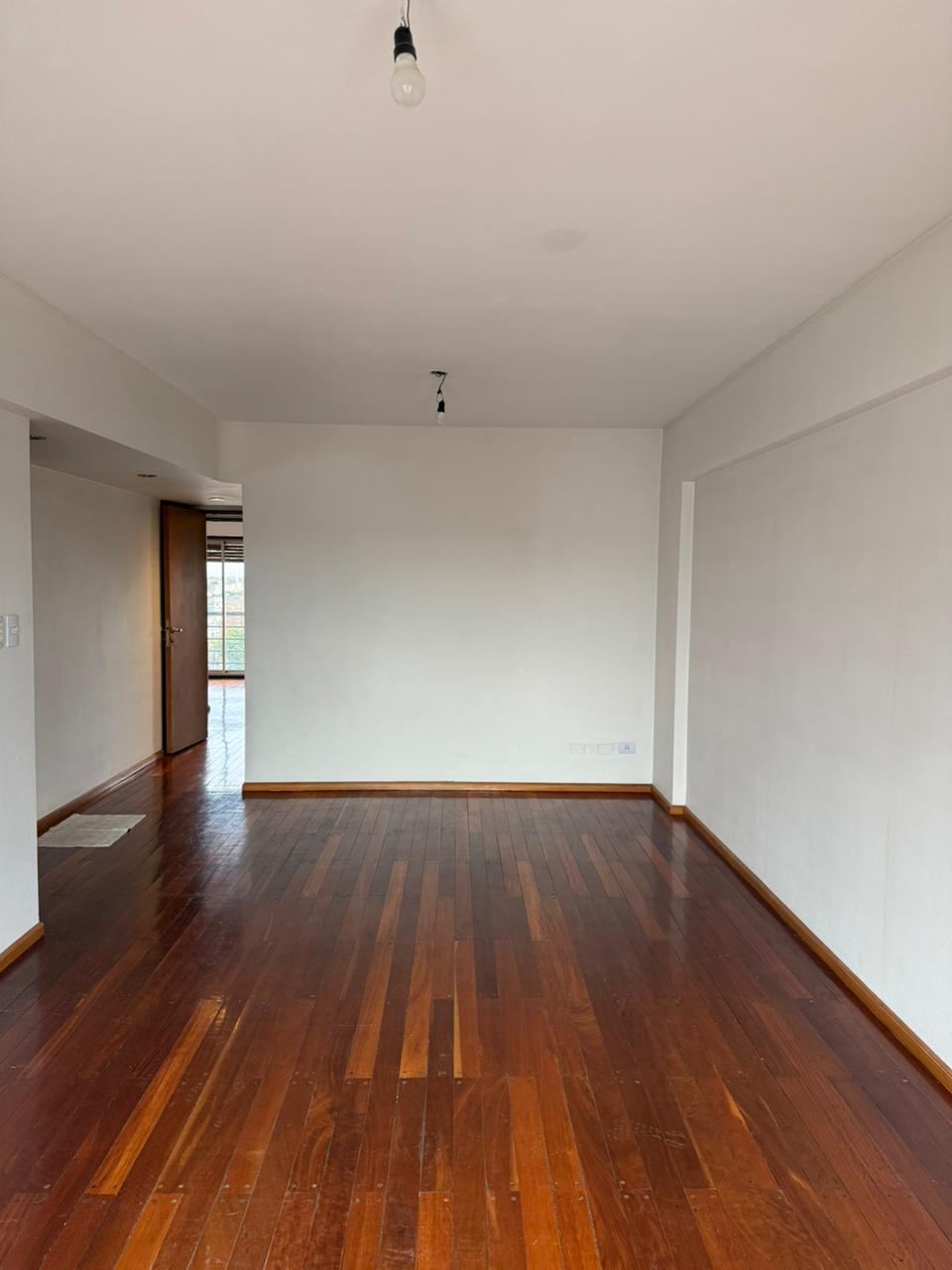 aparopropiedades - Departamento de 3 ambientes con cochera techada en Quilmes centro.