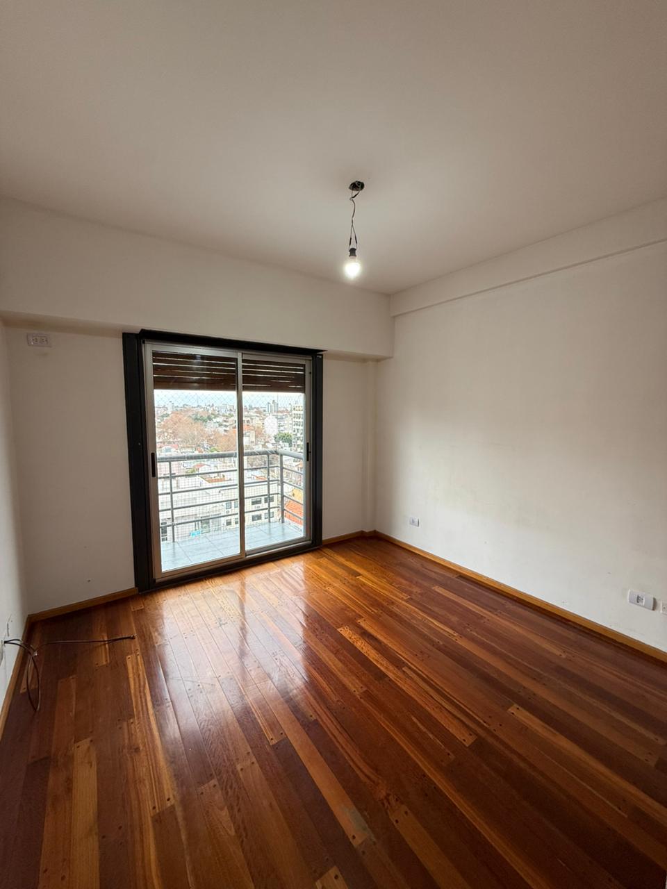 aparopropiedades - Departamento de 3 ambientes con cochera techada en Quilmes centro.