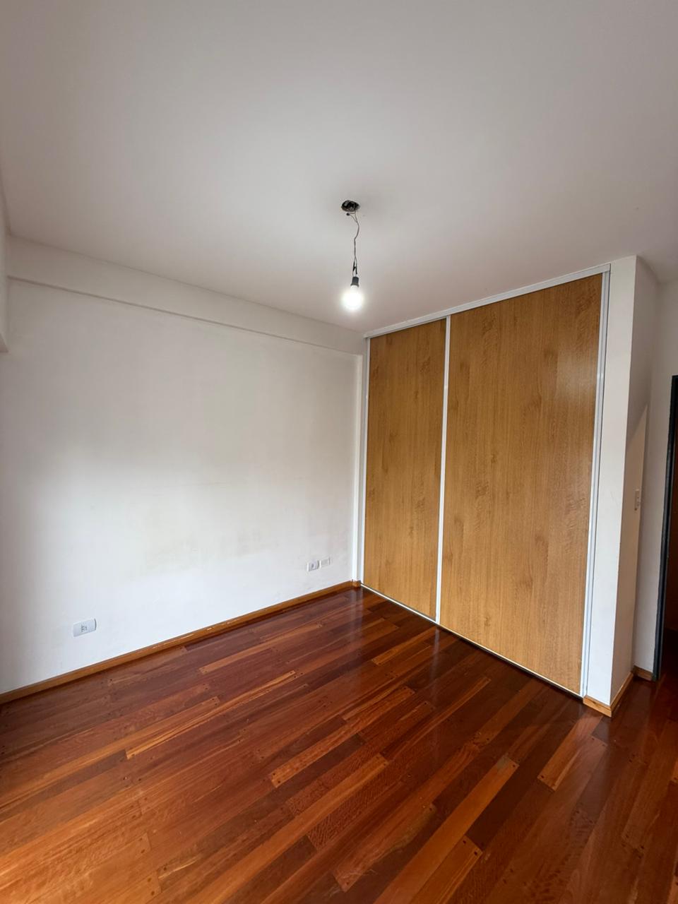 aparopropiedades - Departamento de 3 ambientes con cochera techada en Quilmes centro.