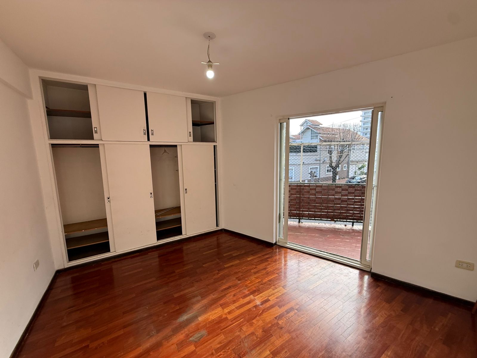 aparopropiedades - Departamento en planta alta en Bernal centro