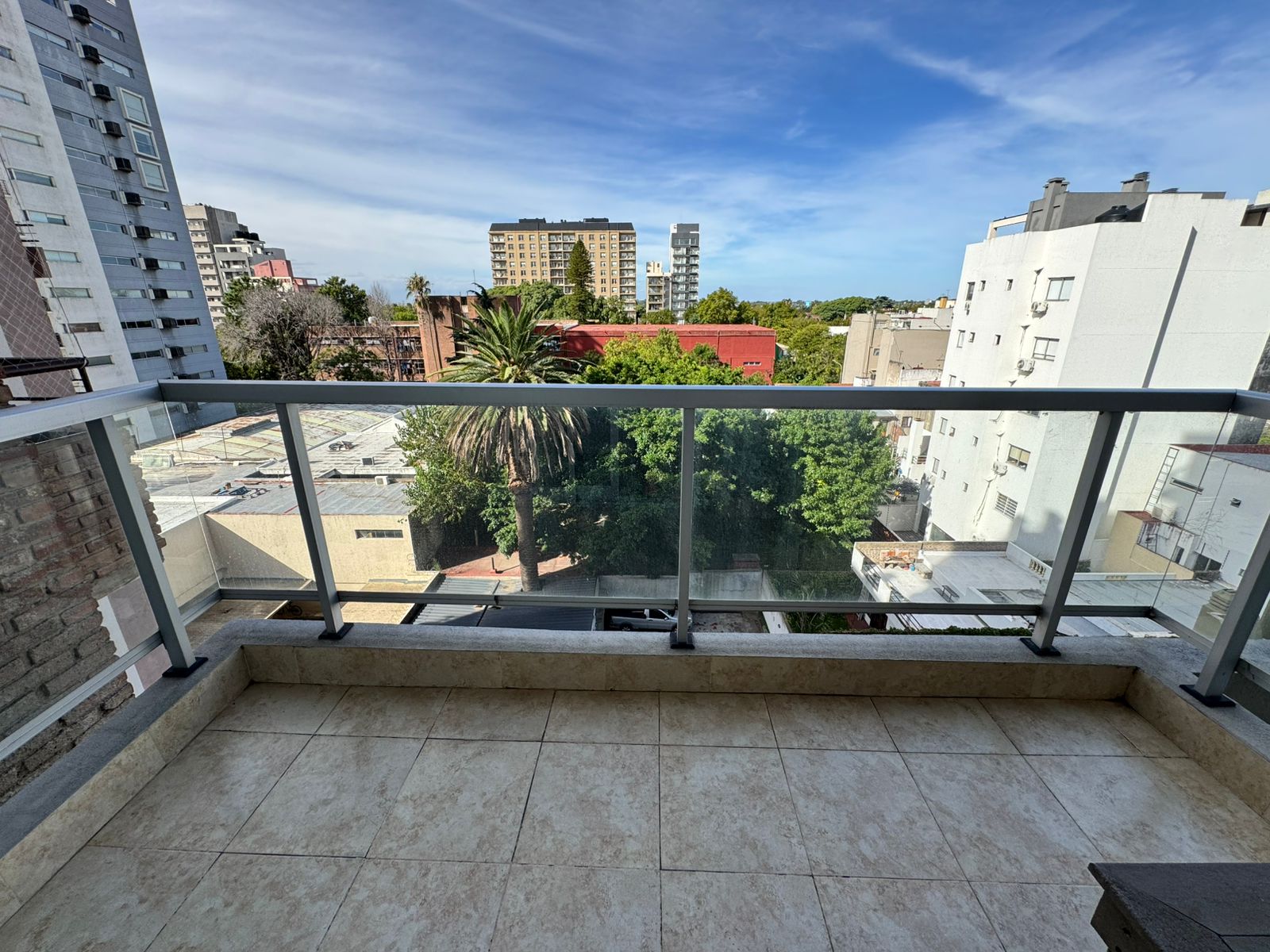 aparopropiedades - Departamento de 2 ambientes con cochera (AMUEBLADO)