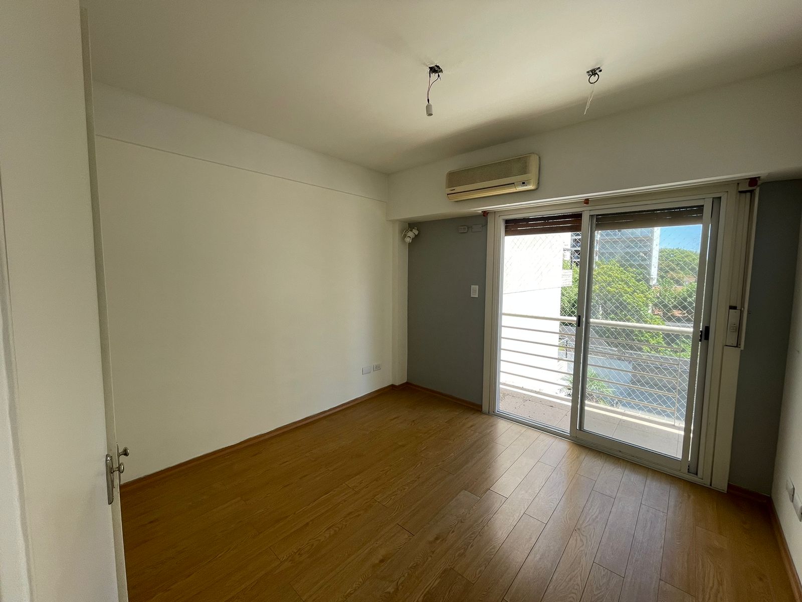 aparopropiedades - Semipiso con cochera en Quilmes centro en Alquiler