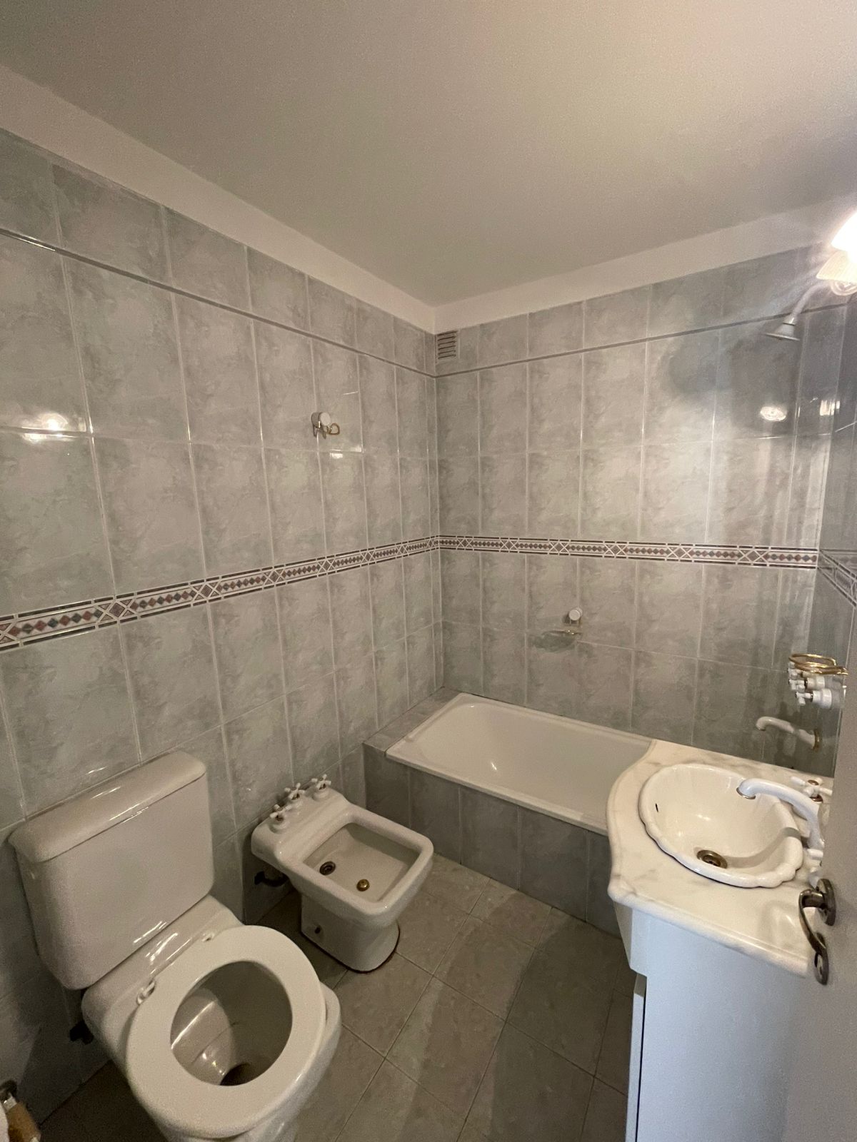 aparopropiedades - Semipiso con cochera en Quilmes centro en Alquiler