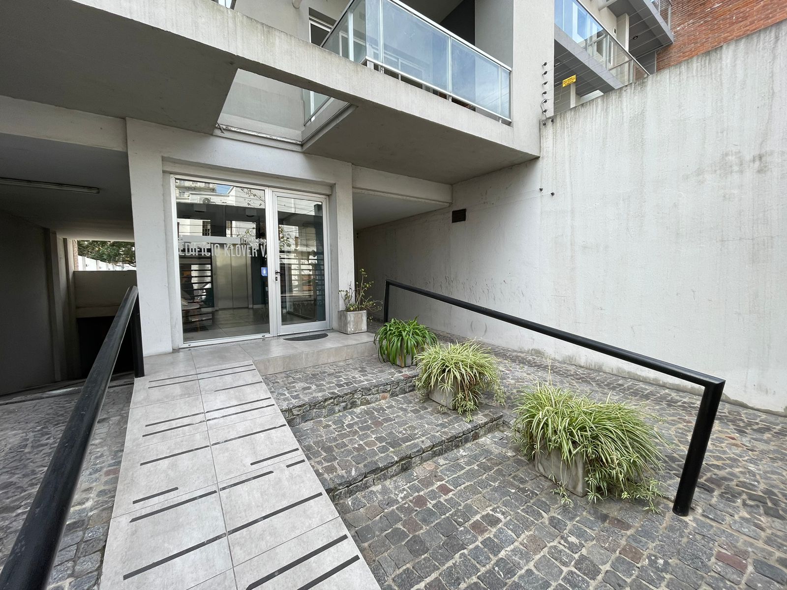 aparopropiedades - Departamento de 2 ambientes con cochera (AMUEBLADO)