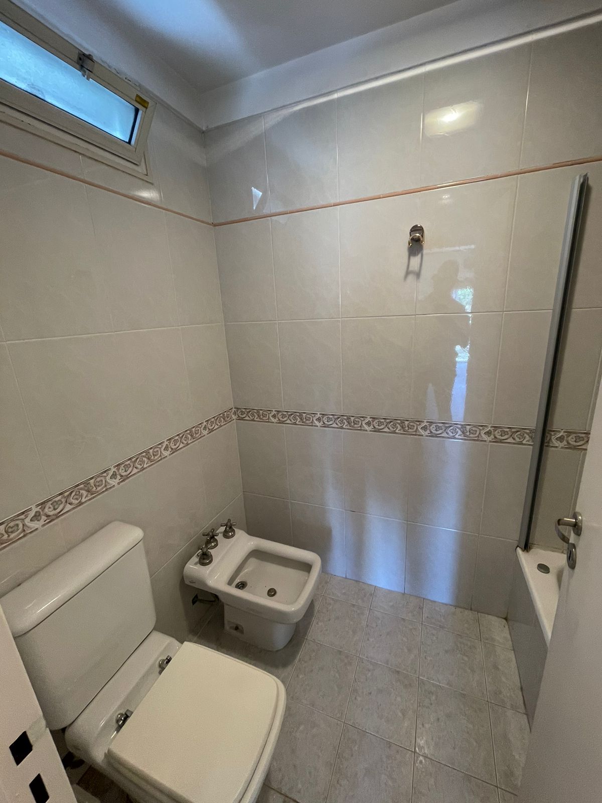 aparopropiedades - Semipiso con cochera en Quilmes centro en Alquiler