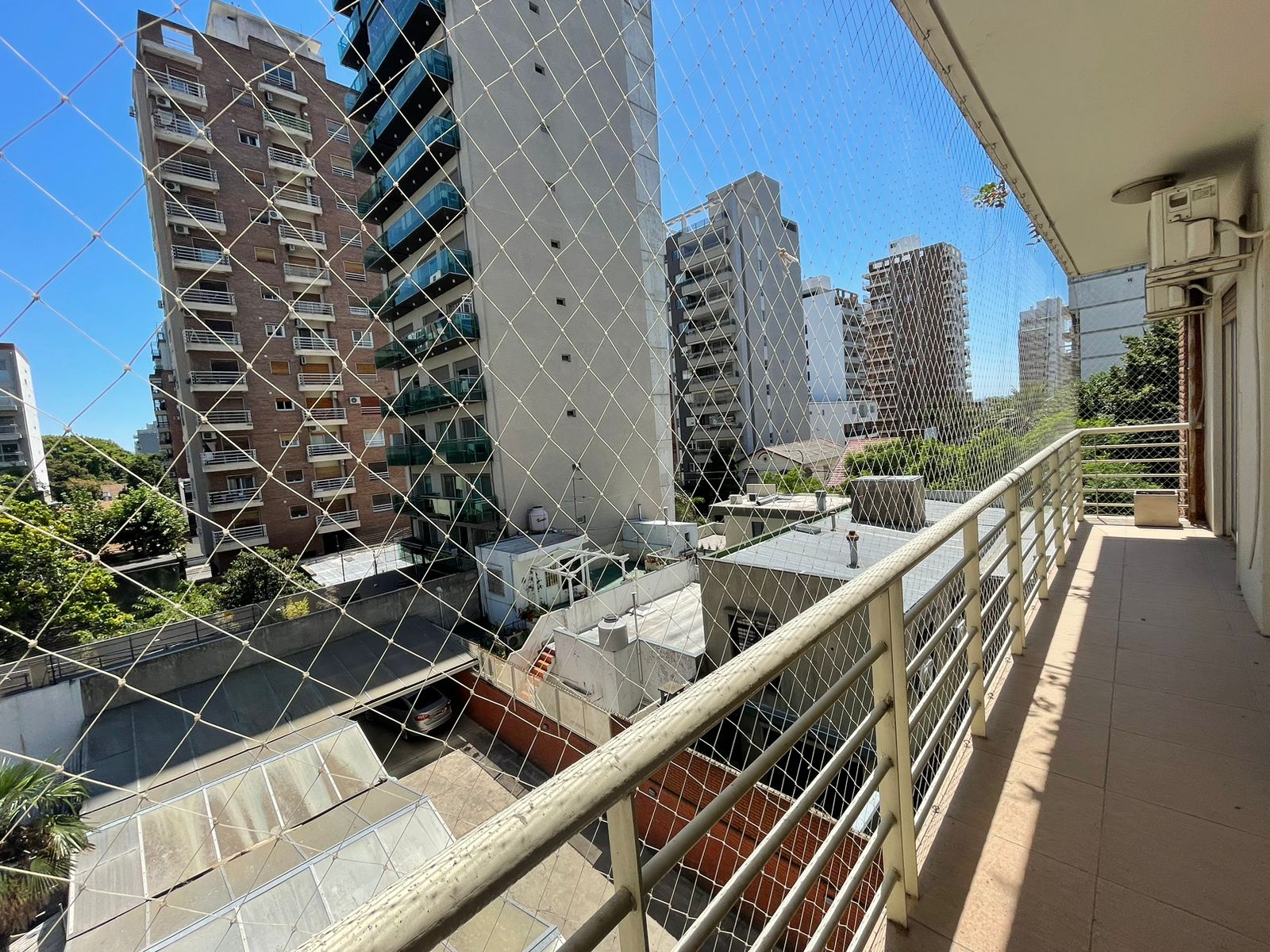 aparopropiedades - Semipiso con cochera en Quilmes centro en Alquiler