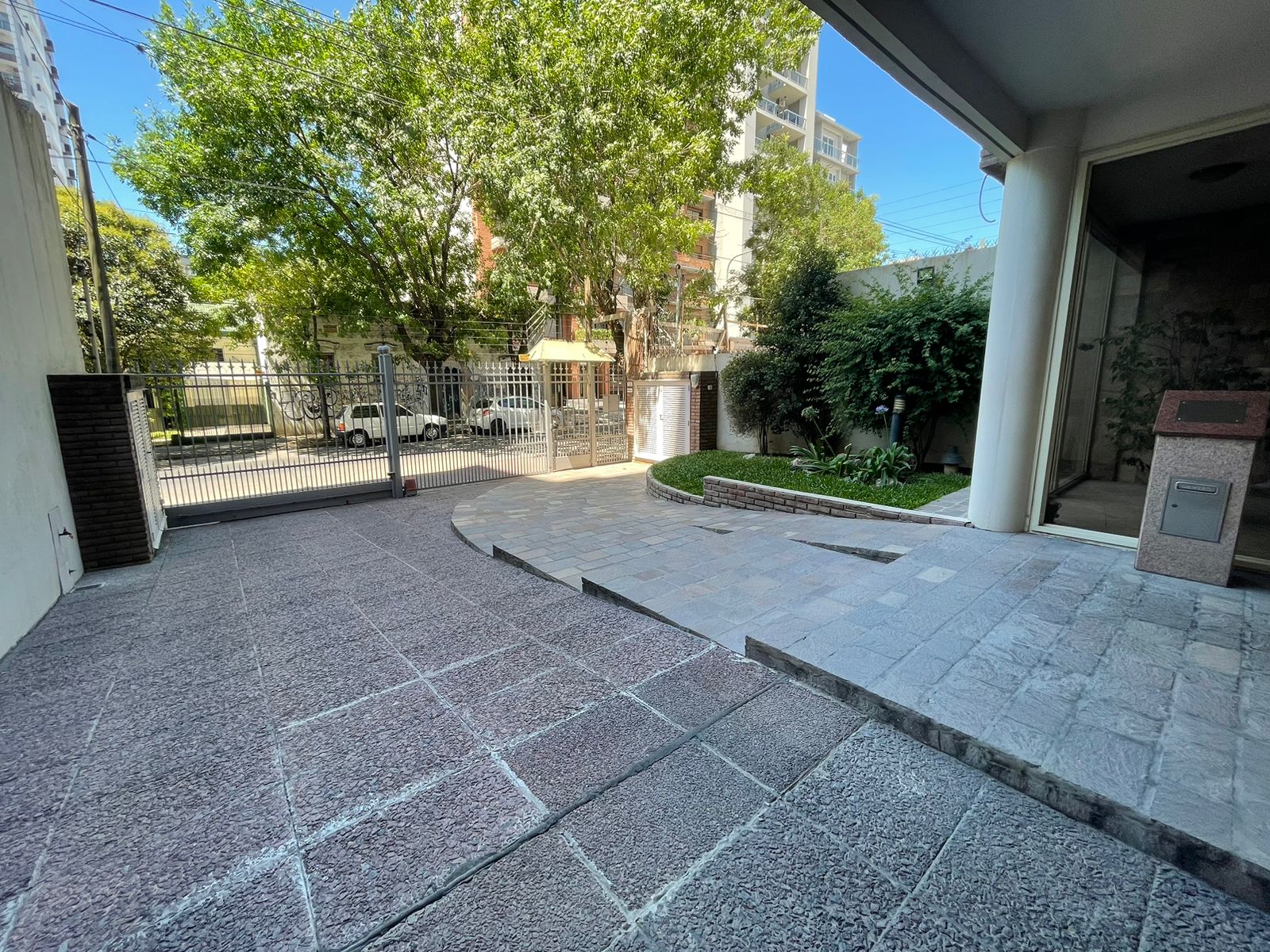 aparopropiedades - Semipiso con cochera en Quilmes centro en Alquiler