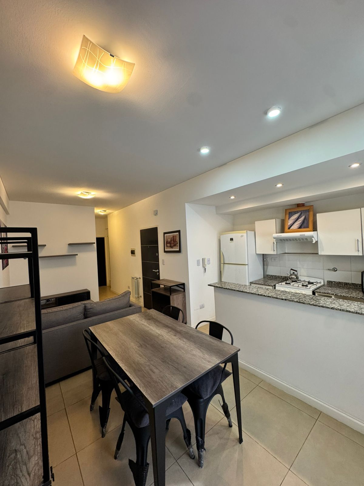 aparopropiedades - Departamento de 2 ambientes con cochera (AMUEBLADO)