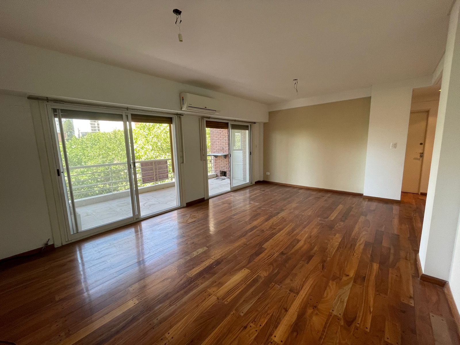 aparopropiedades - Piso con cochera en Quilmes centro en Alquiler