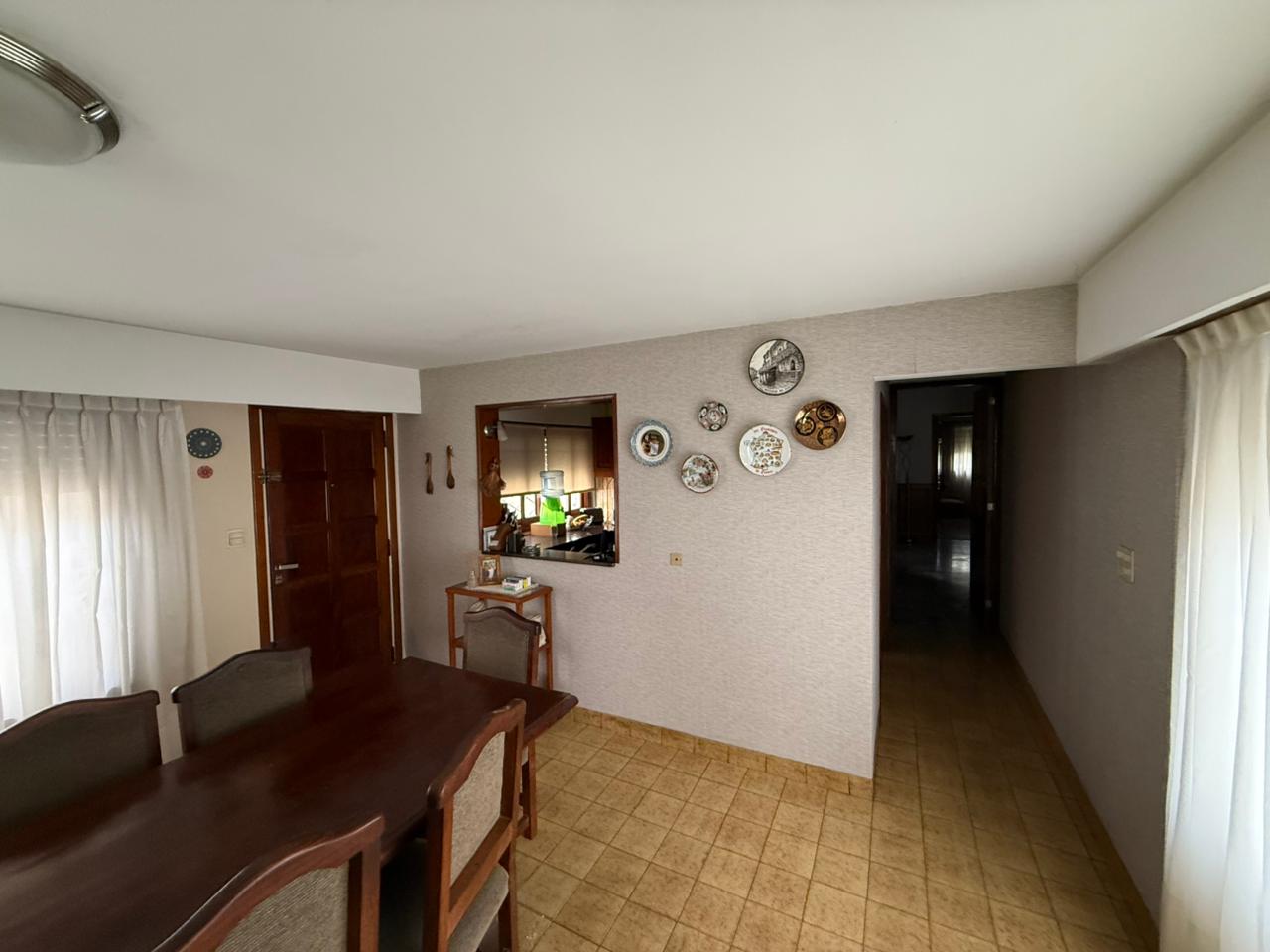 aparopropiedades - Chalet en Quilmes a la venta