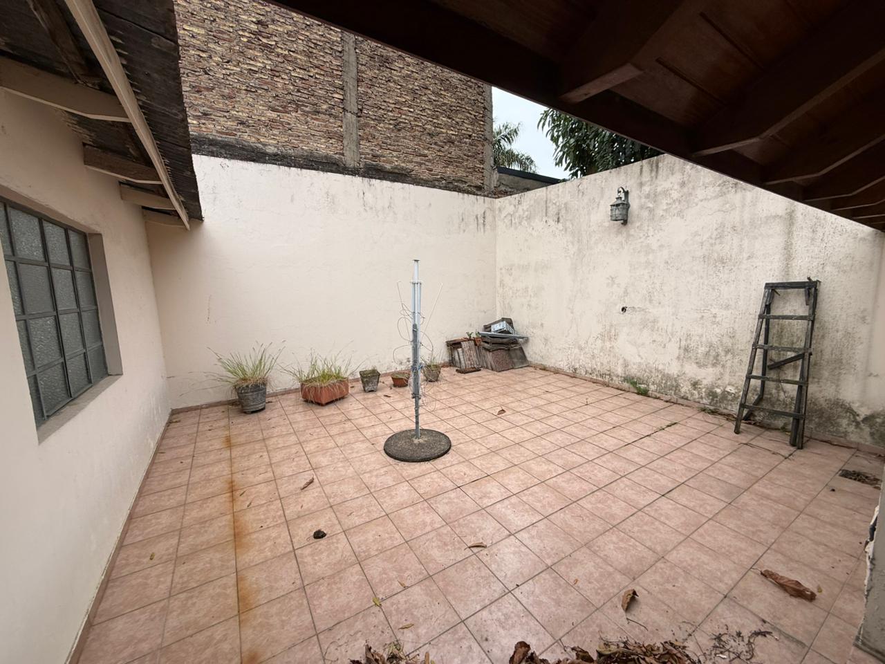 aparopropiedades - Chalet en Quilmes a la venta