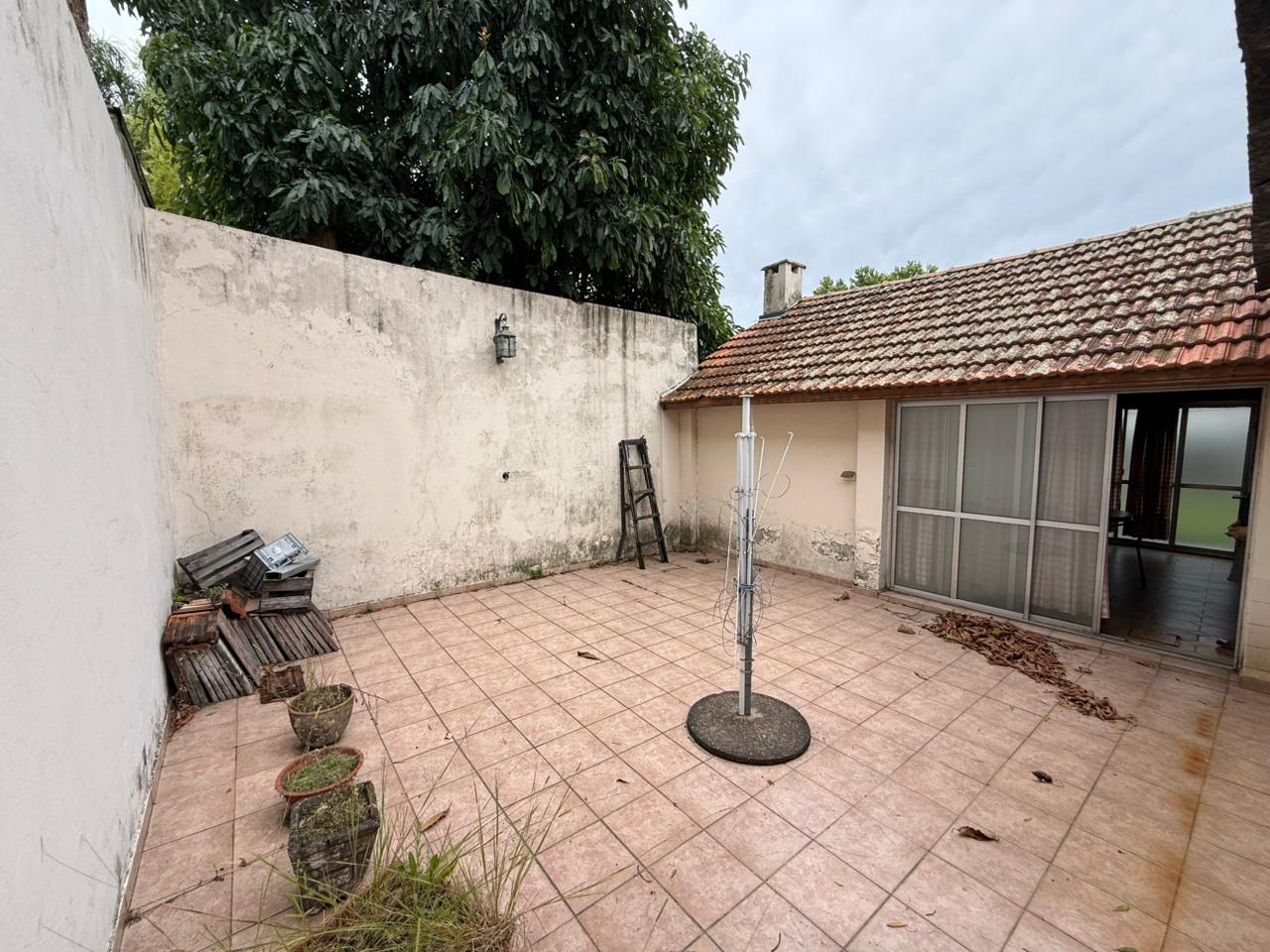 aparopropiedades - Chalet en Quilmes a la venta