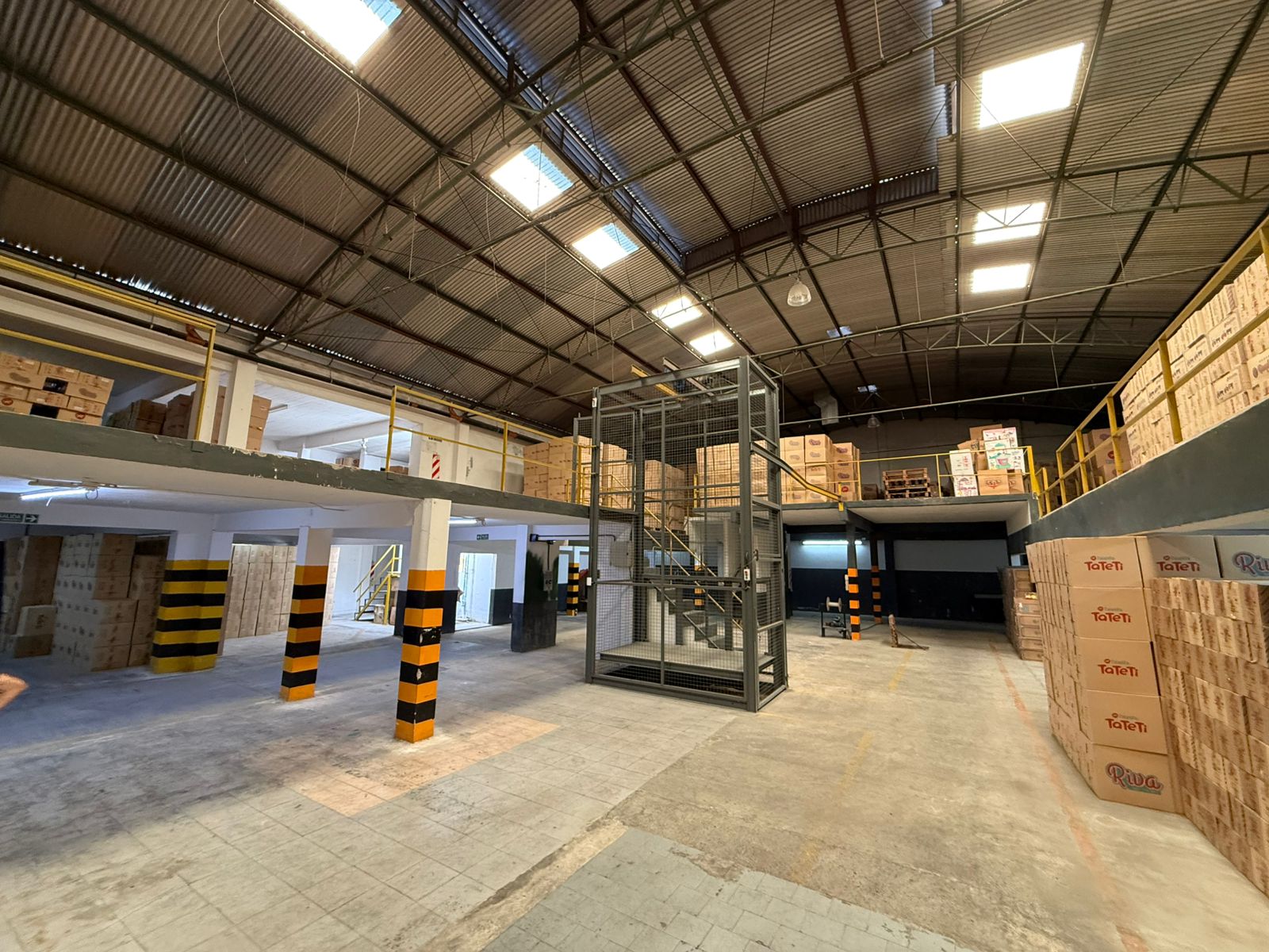 aparopropiedades - Galpón industrial en Alquiler en zona de Quilmes Oeste