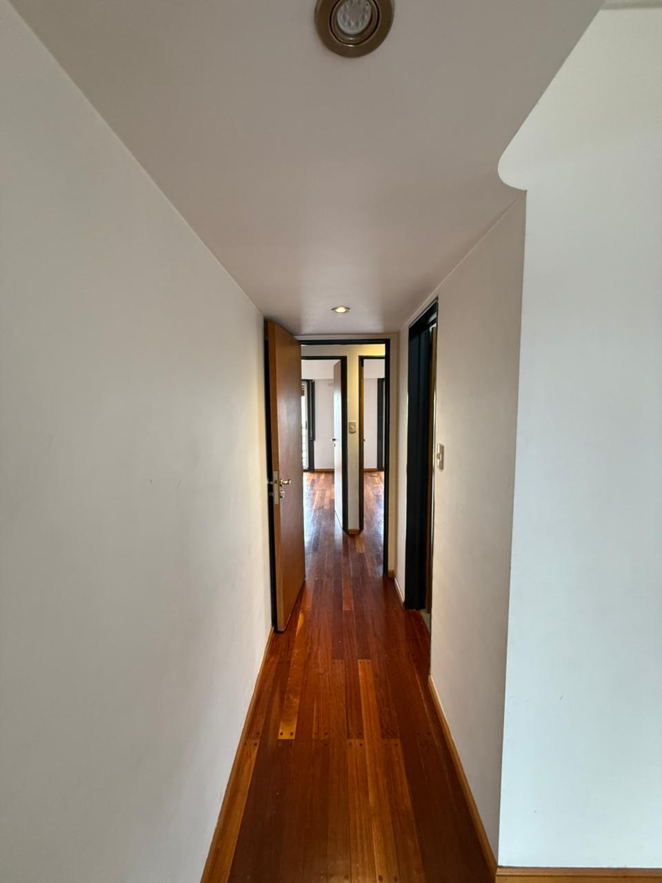 aparopropiedades - Departamento de 3 ambientes con cochera techada en Quilmes centro.