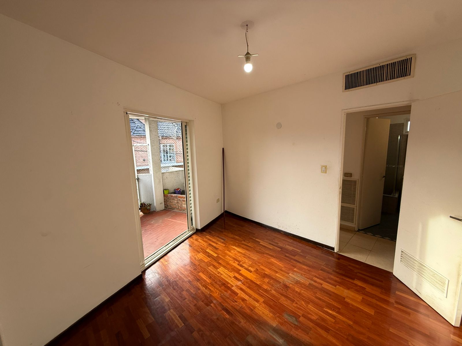 aparopropiedades - Departamento en planta alta en Bernal centro