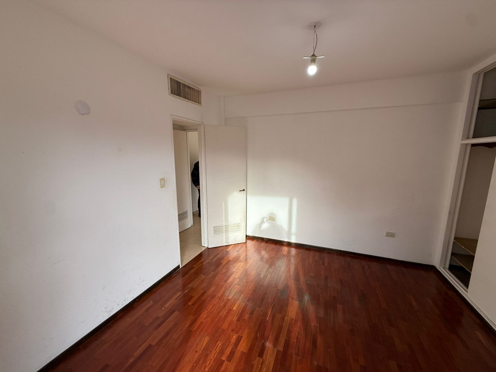 aparopropiedades - Departamento en planta alta en Bernal centro