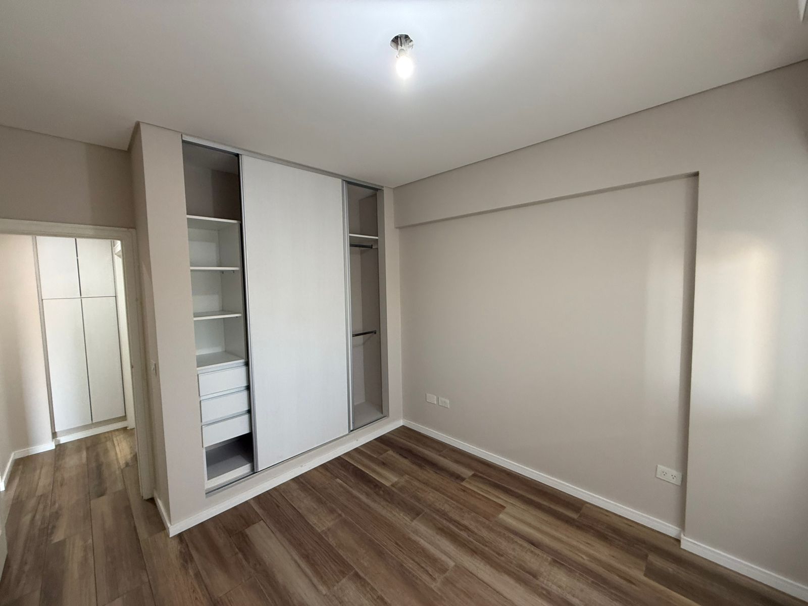 aparopropiedades - Departamento de 2 ambientes con cochera en alquiler en el Complejo Klover Plaza