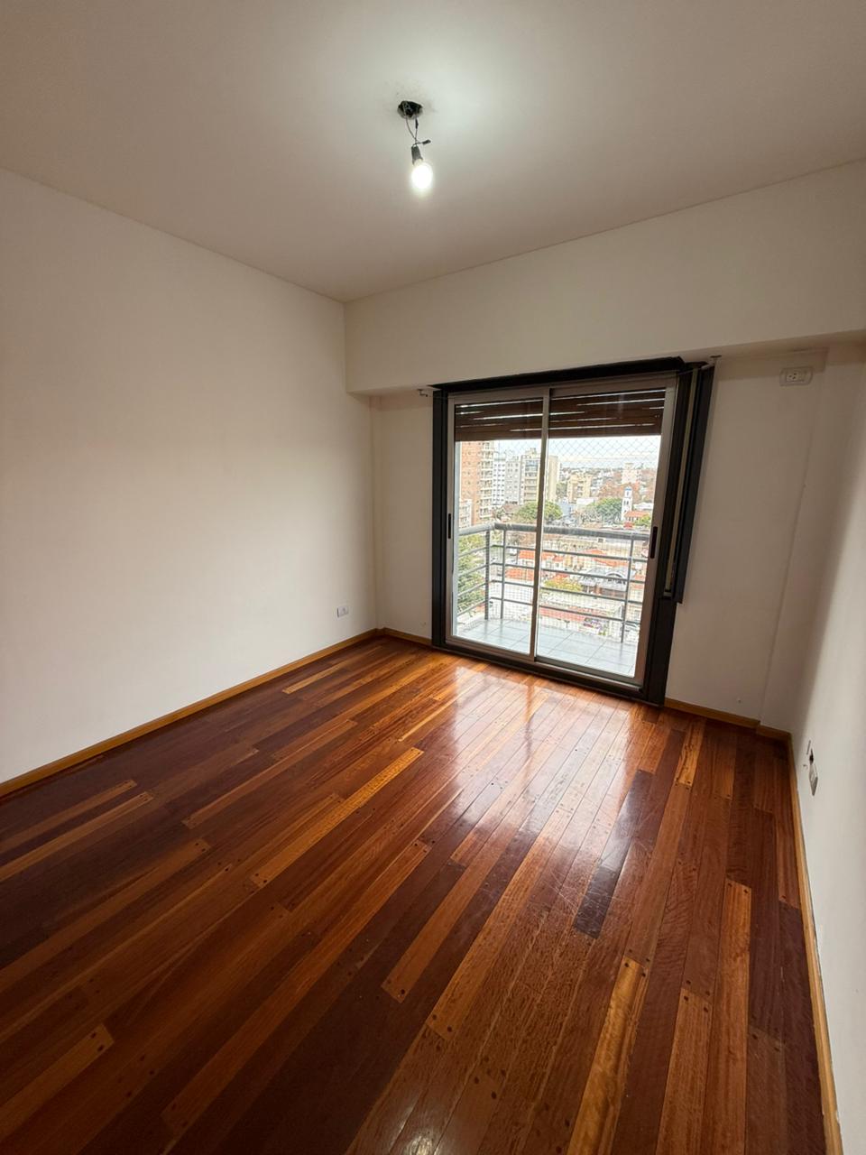 aparopropiedades - Departamento de 3 ambientes con cochera techada en Quilmes centro.