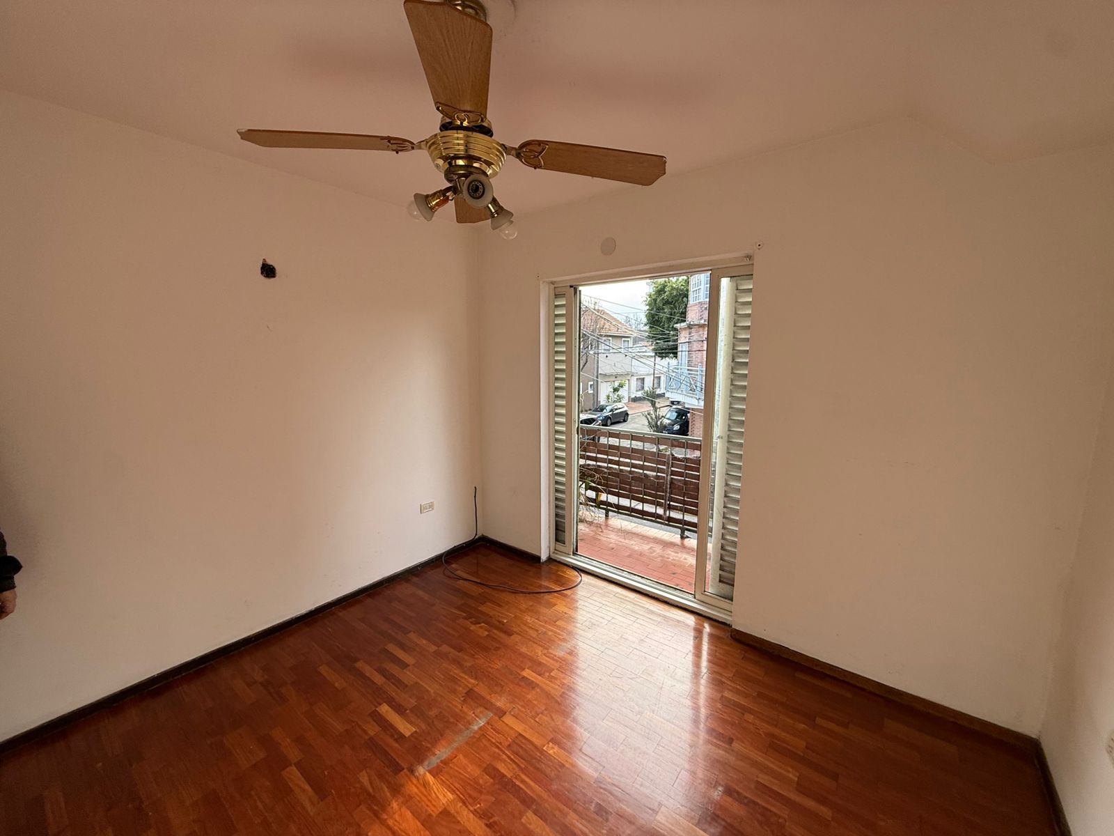 aparopropiedades - Departamento en planta alta en Bernal centro
