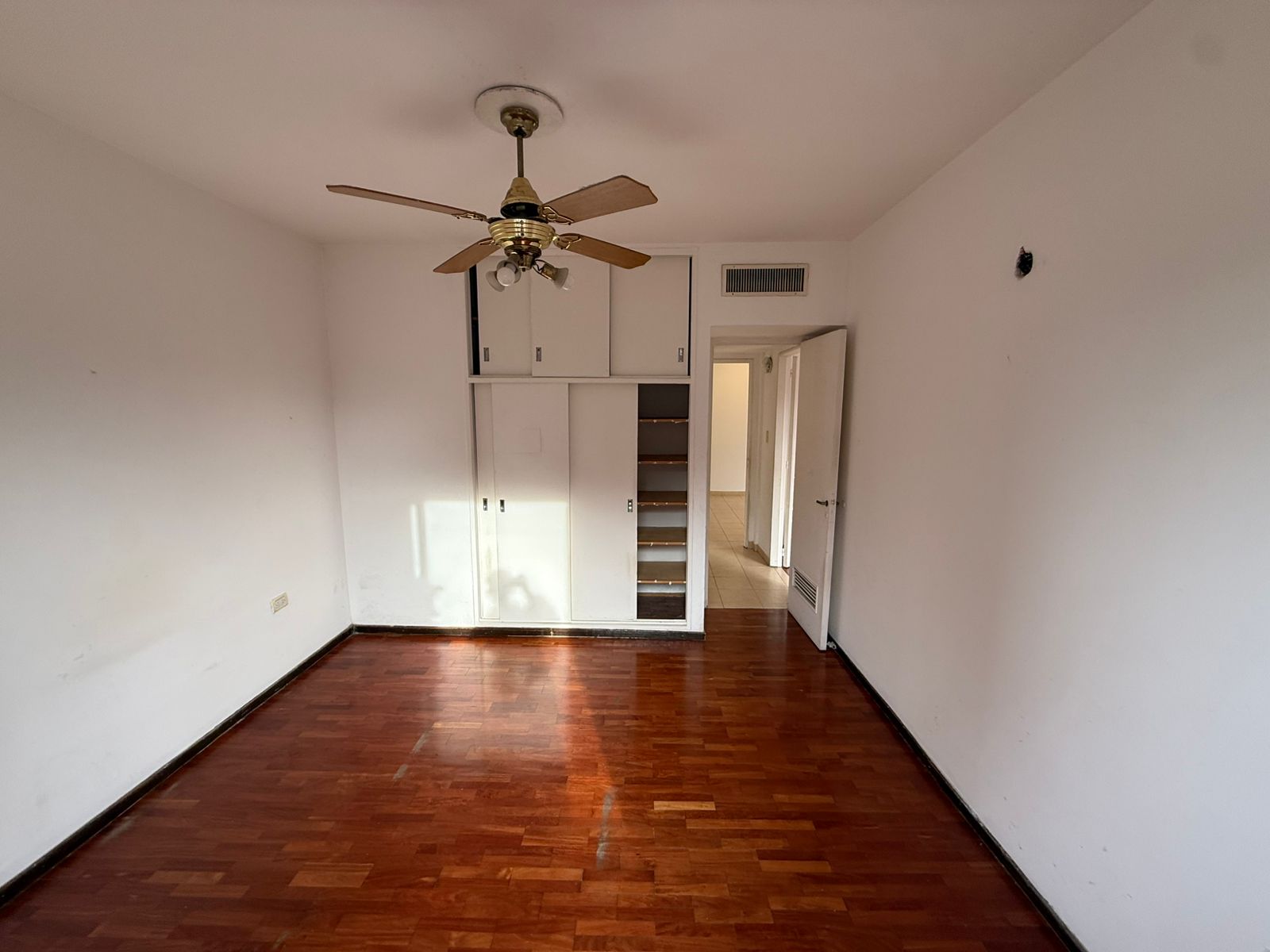 aparopropiedades - Departamento en planta alta en Bernal centro
