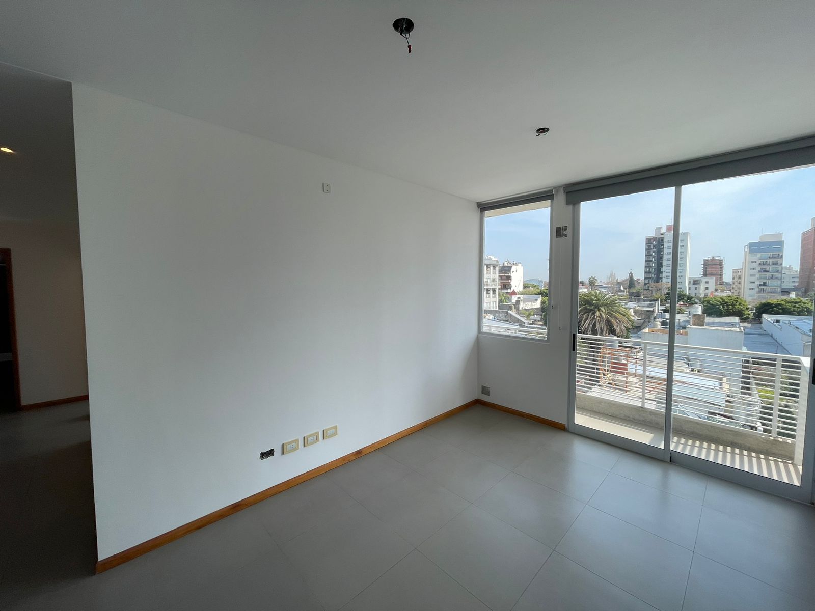 aparopropiedades - Departamento de 3 ambientes con cochera en Bernal centro
